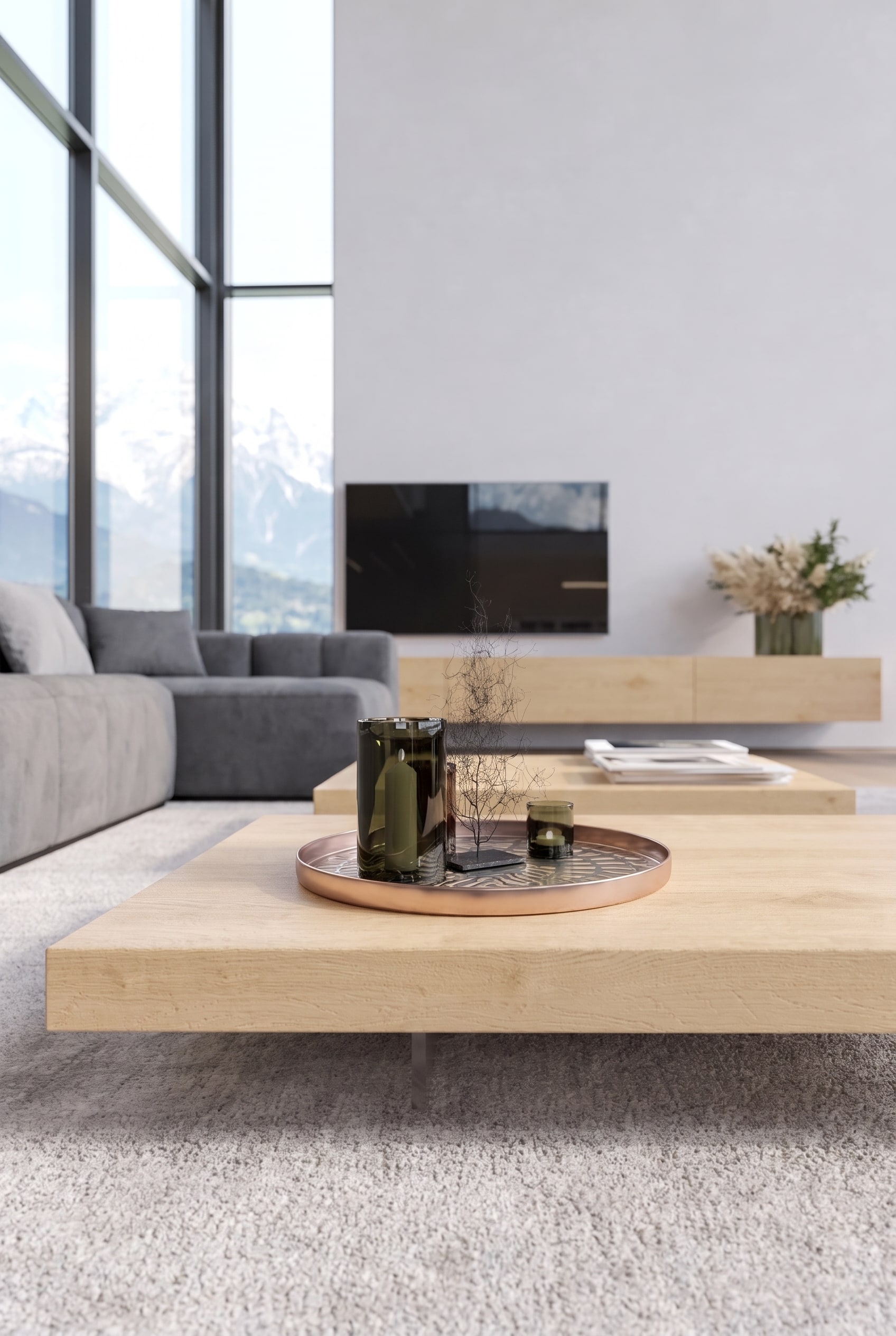 Salon minimaliste avec une table basse en chêne très plate, sur laquelle se trouvent uniquement un vase en verre vert foncé et un plateau en cuivre