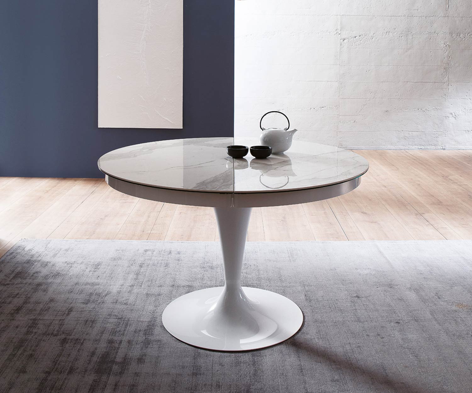 Runder Eclipse Tisch Ozzio mit Marmor Calacatta Glas Tischplatte im Wohnzimmer