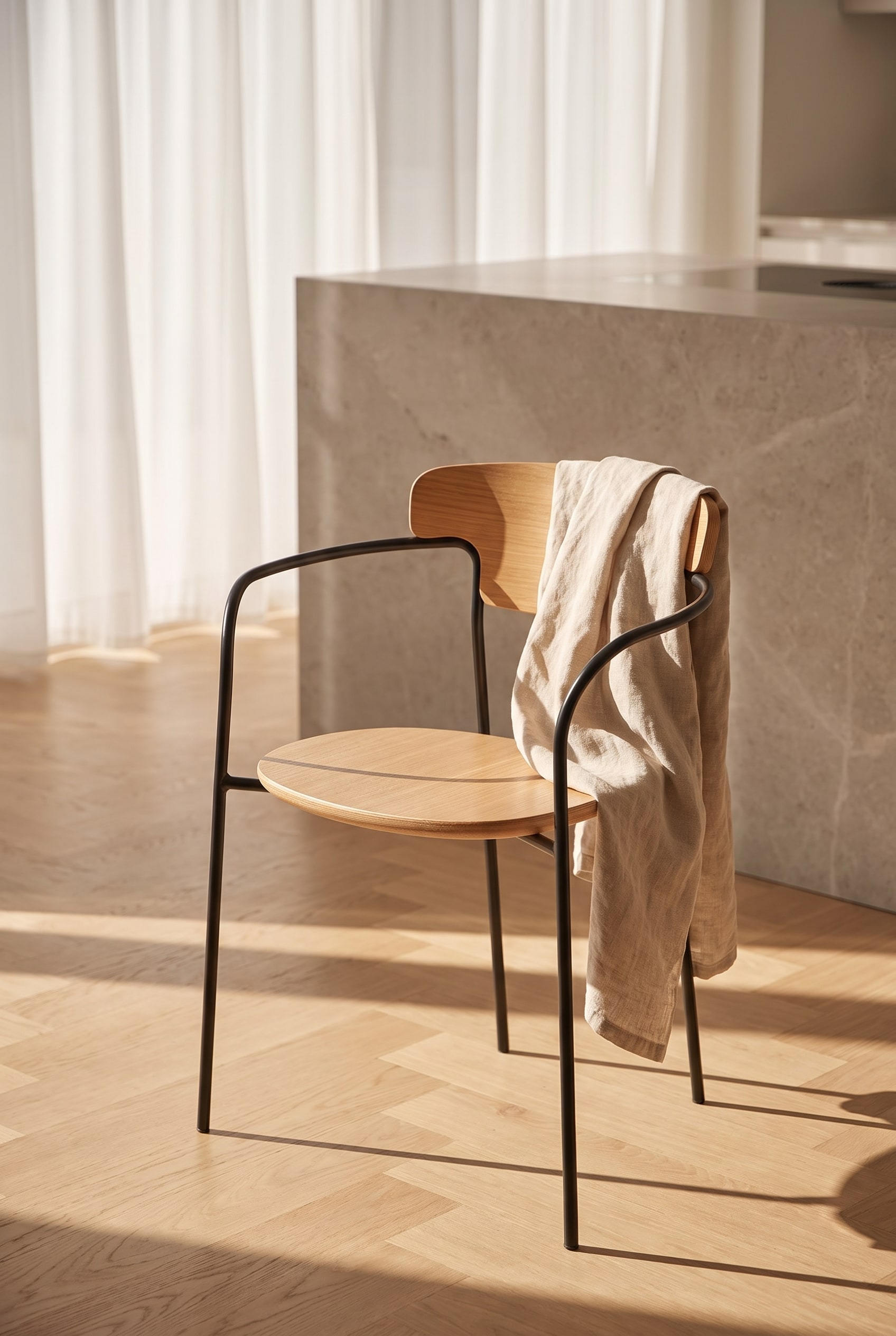 Chaise en bois avec dossier organique dans le coin repas &agrave; c&ocirc;t&eacute; d'une cuisine moderne
