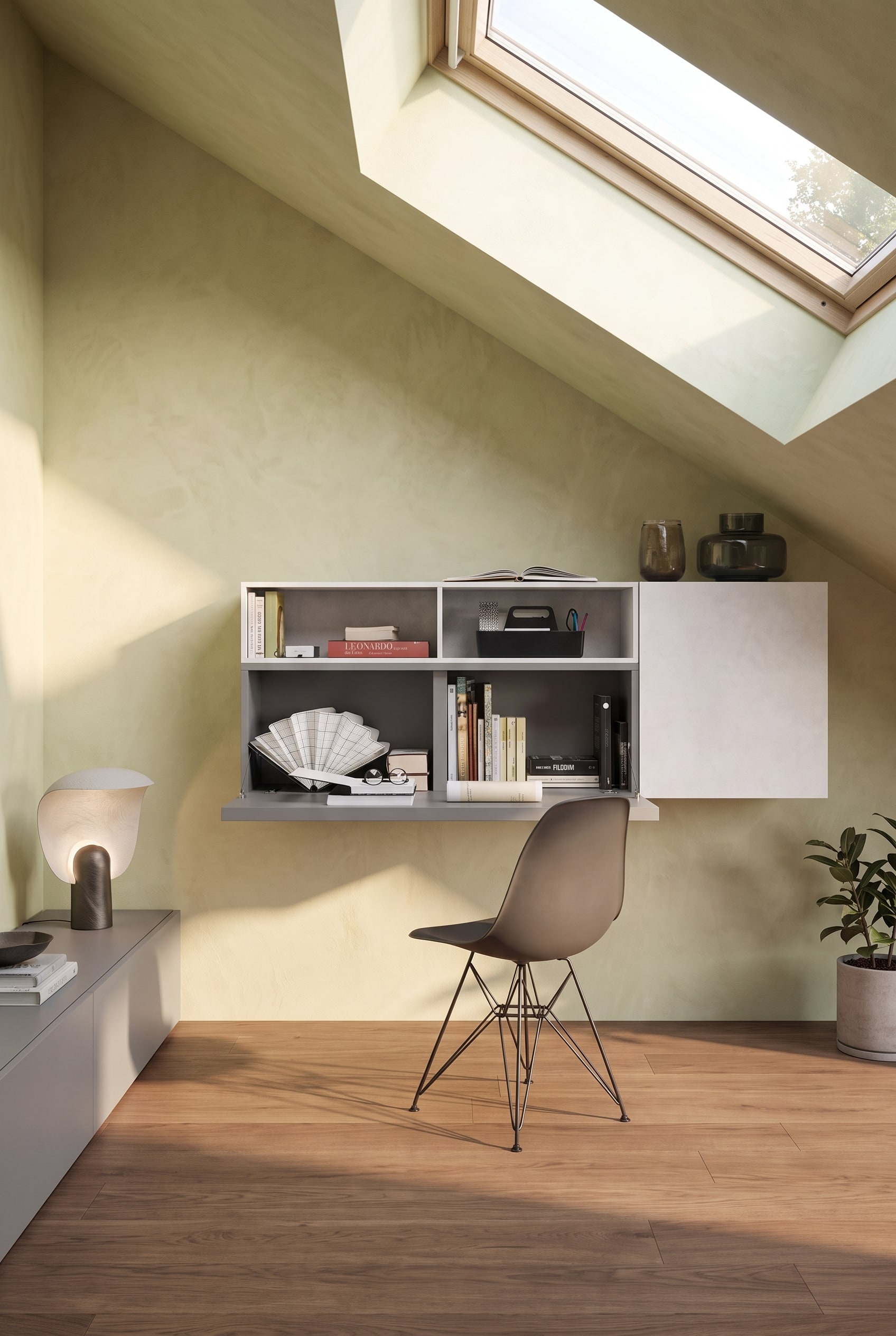 Un élégant bureau à domicile sous les combles avec un meuble-bureau mural minimaliste sous la pente du toit.