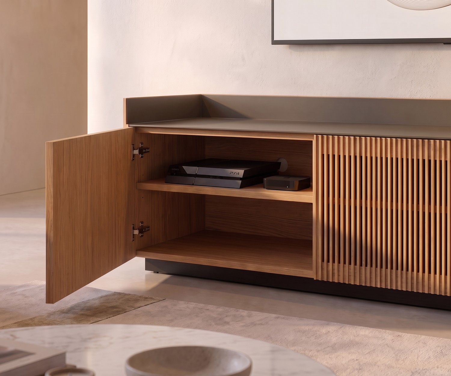 Meuble TV Lowboard Punt Stockholm en chêne avec porte ouverte et rangement pour consoles dans un salon moderne.