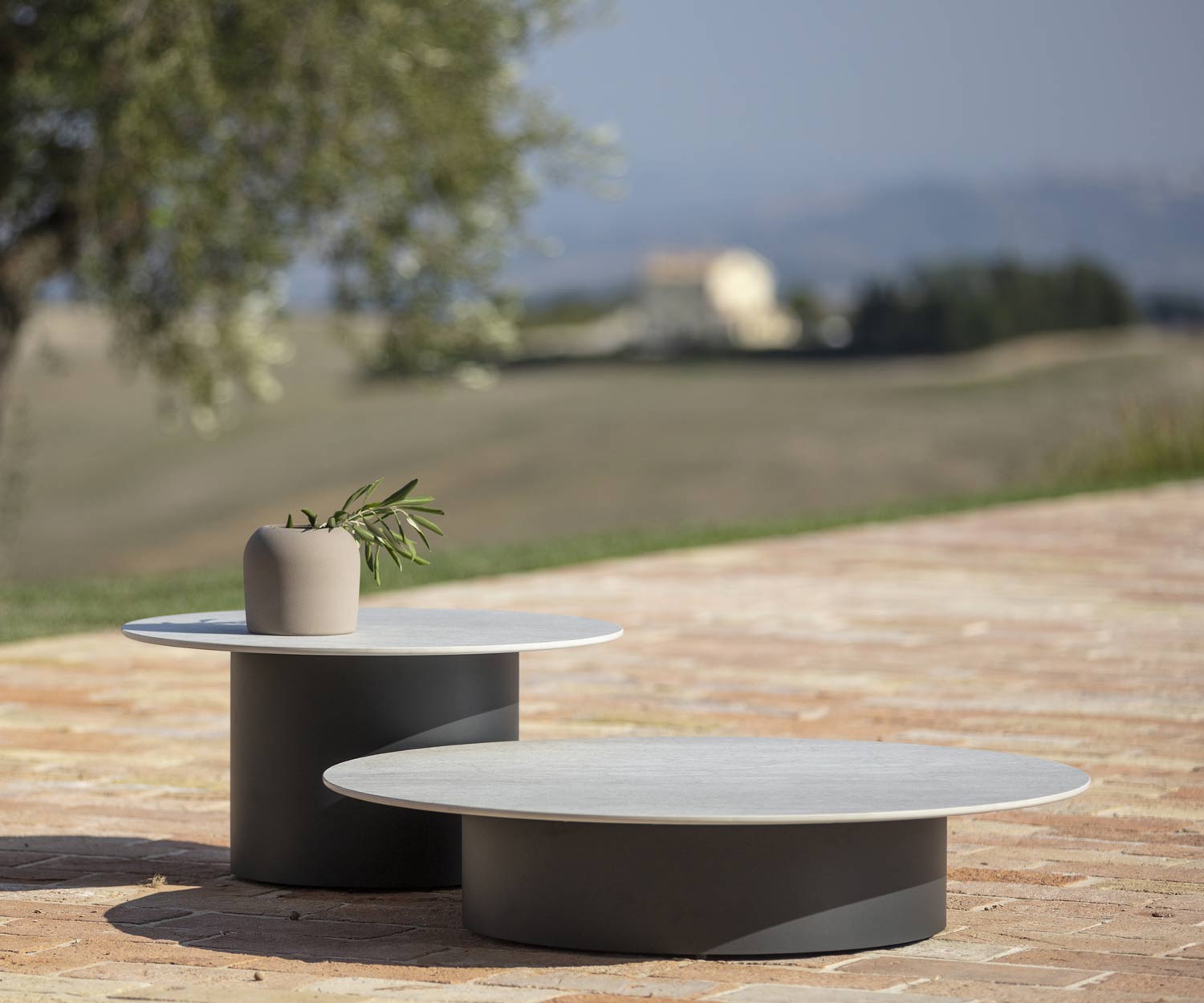 Table ronde Branta Outdoor sur terrasse de 70 et 100 cm de diamètre