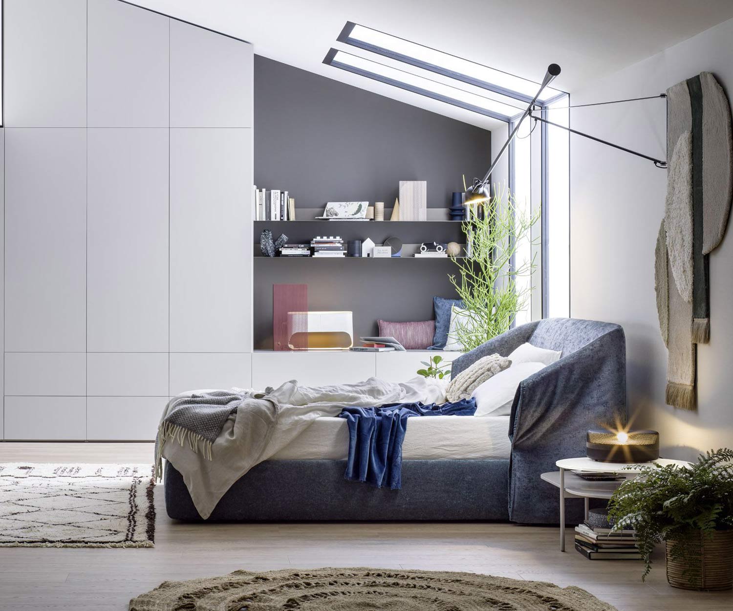 Exklusives Novamobili Polsterbett Hide grauer Stoffbezug im Schlafzimmer Exklusives Novamobili Polsterbett Hide grauer Stoffbezug im Schlafzimmer