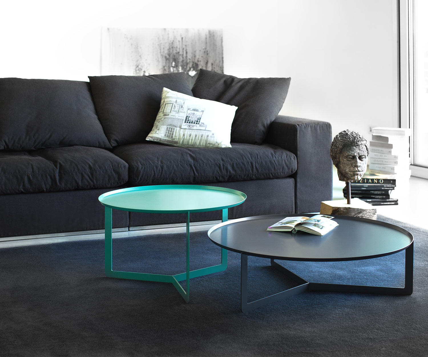 MEME Design Table basse Round dans le salon avec canapé MEME Design Table basse Round dans le salon avec canapé