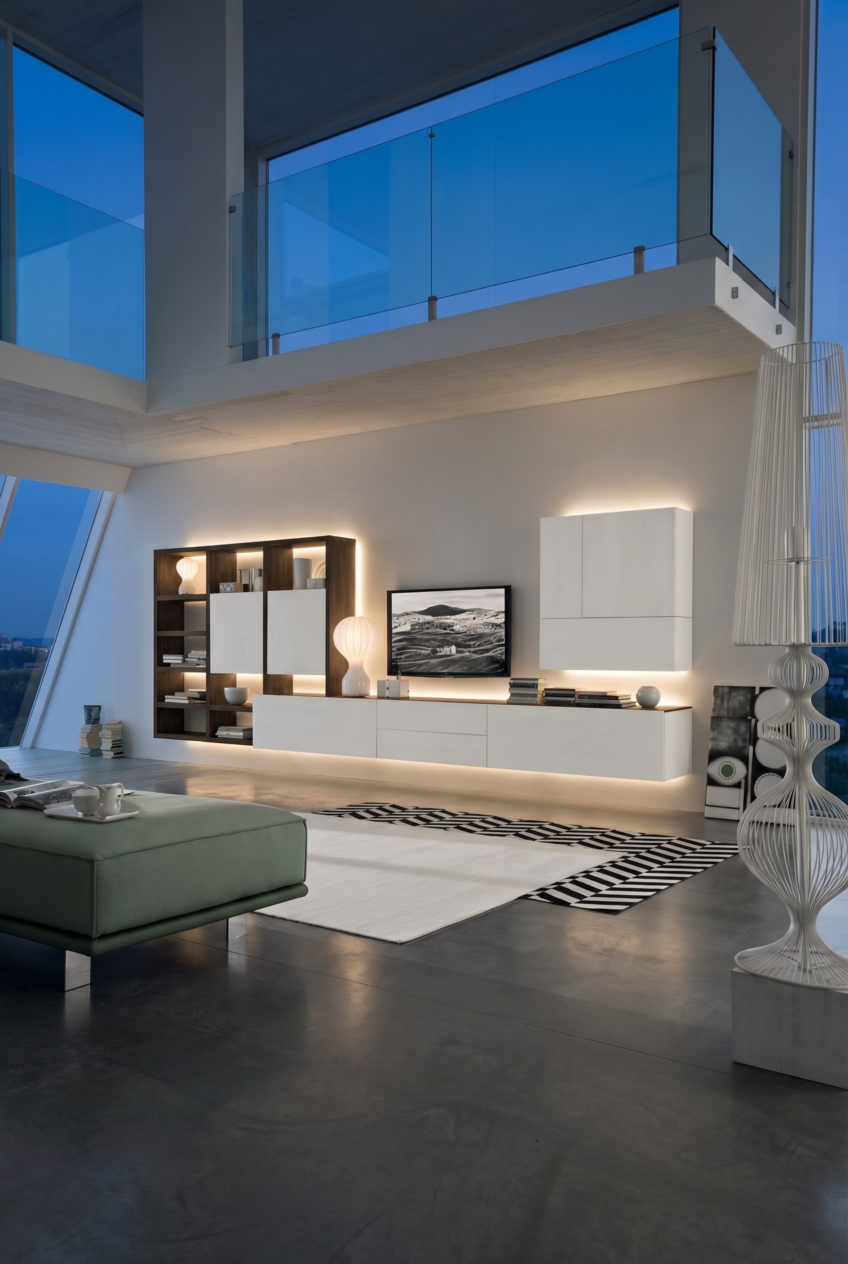 Meuble TV Livitalia C96B avec éclairage LED indirect d'ambiance dans le salon le soir Meuble TV Livitalia C96B avec éclairage LED indirect d'ambiance dans le salon le soir