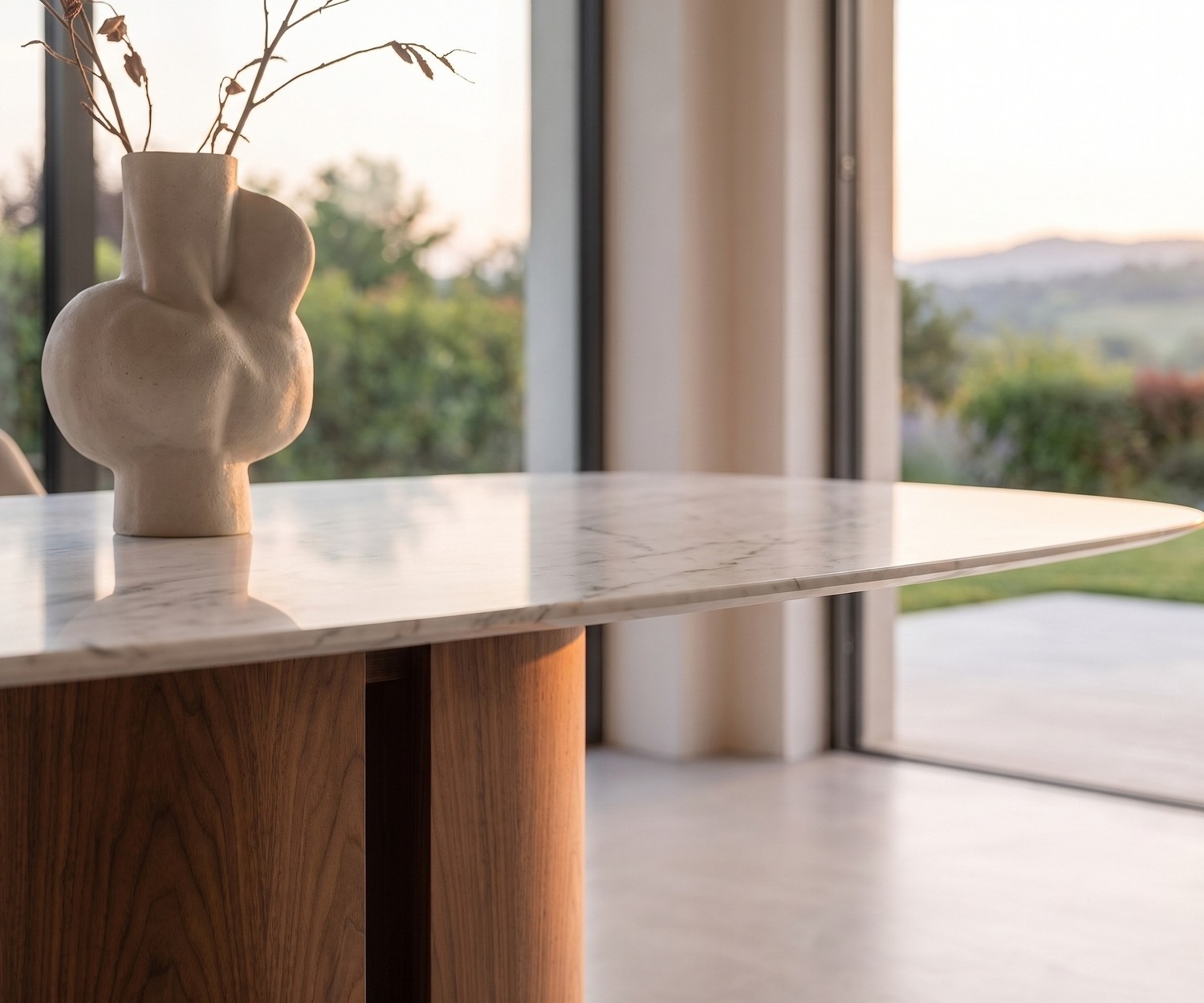 Table de repas al2 el-it c 001 avec plateau aspect marbre Table de repas al2 el-it c 001 dans une salle à manger moderne avec plateau aspect marbre blanc, pied en bois et vase.
