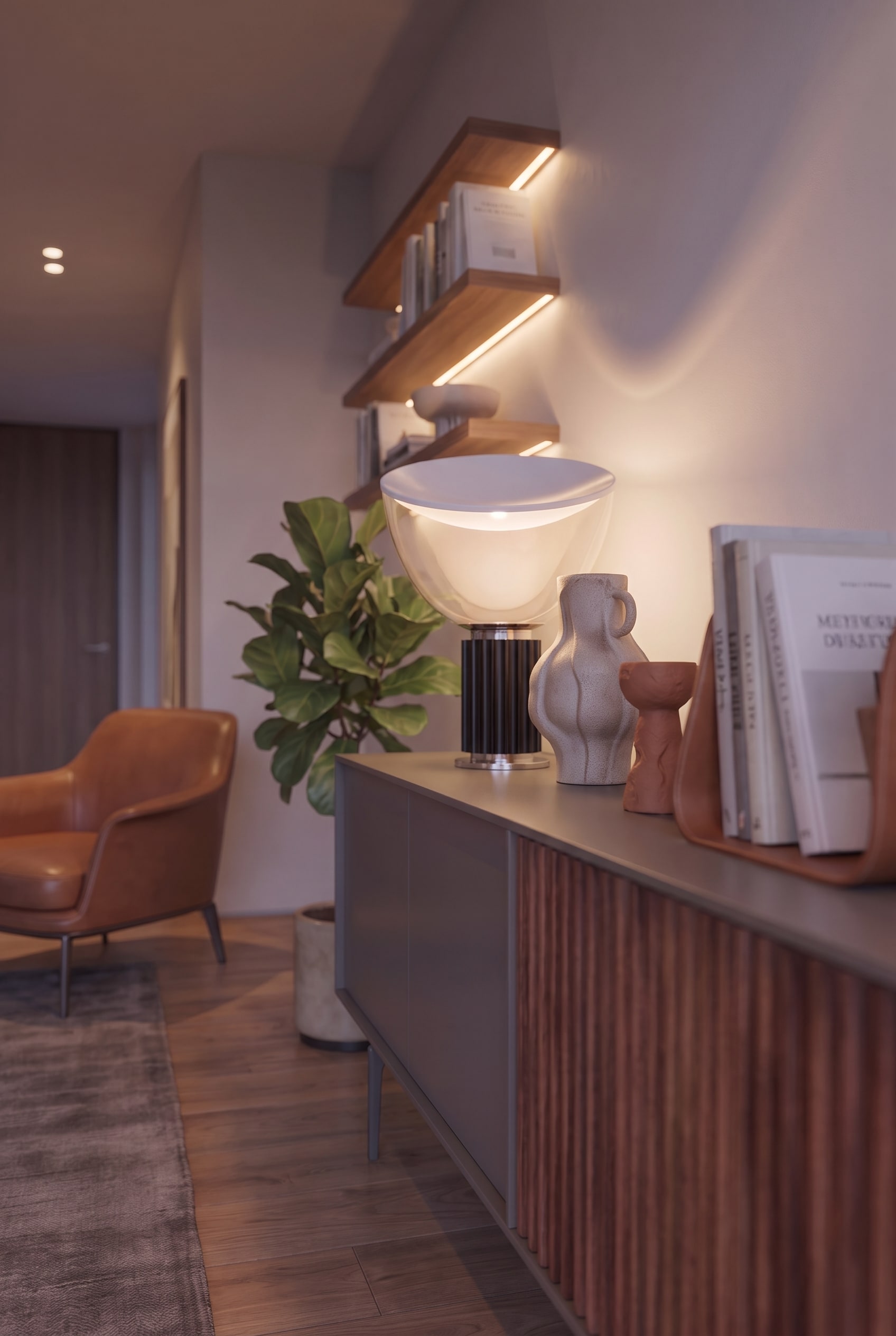 Vue d&eacute;taill&eacute;e de la d&eacute;coration sur le buffet avec une lampe en verre, des vases organiques et des livres dans un support en cuir.