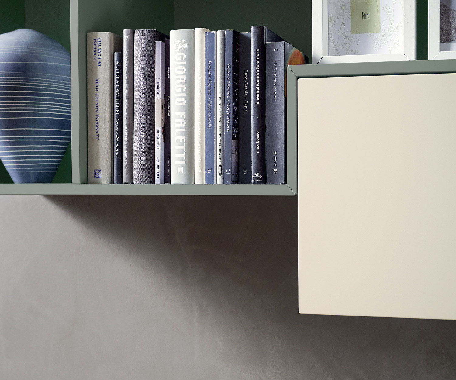 Détail de l'armoire suspendue Tetris Design de haute qualité avec compartiments pour livres Détail de l'armoire suspendue Tetris Design de haute qualité avec compartiments pour livres