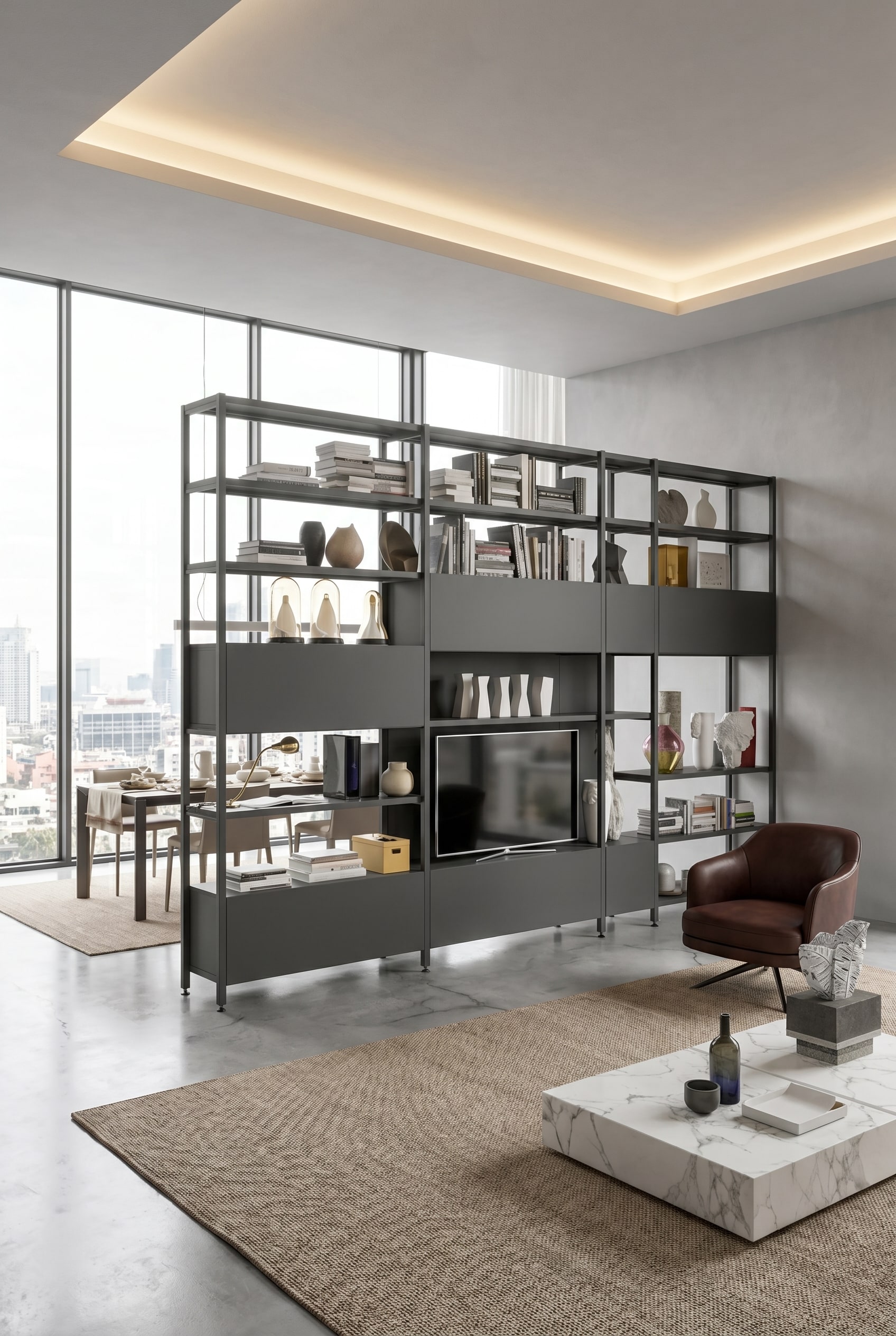 Offenes Metallregal Pontile als Raumtrenner in einem großen Wohnzimmer mit Designer-Vasen und Büchern dekoriert
