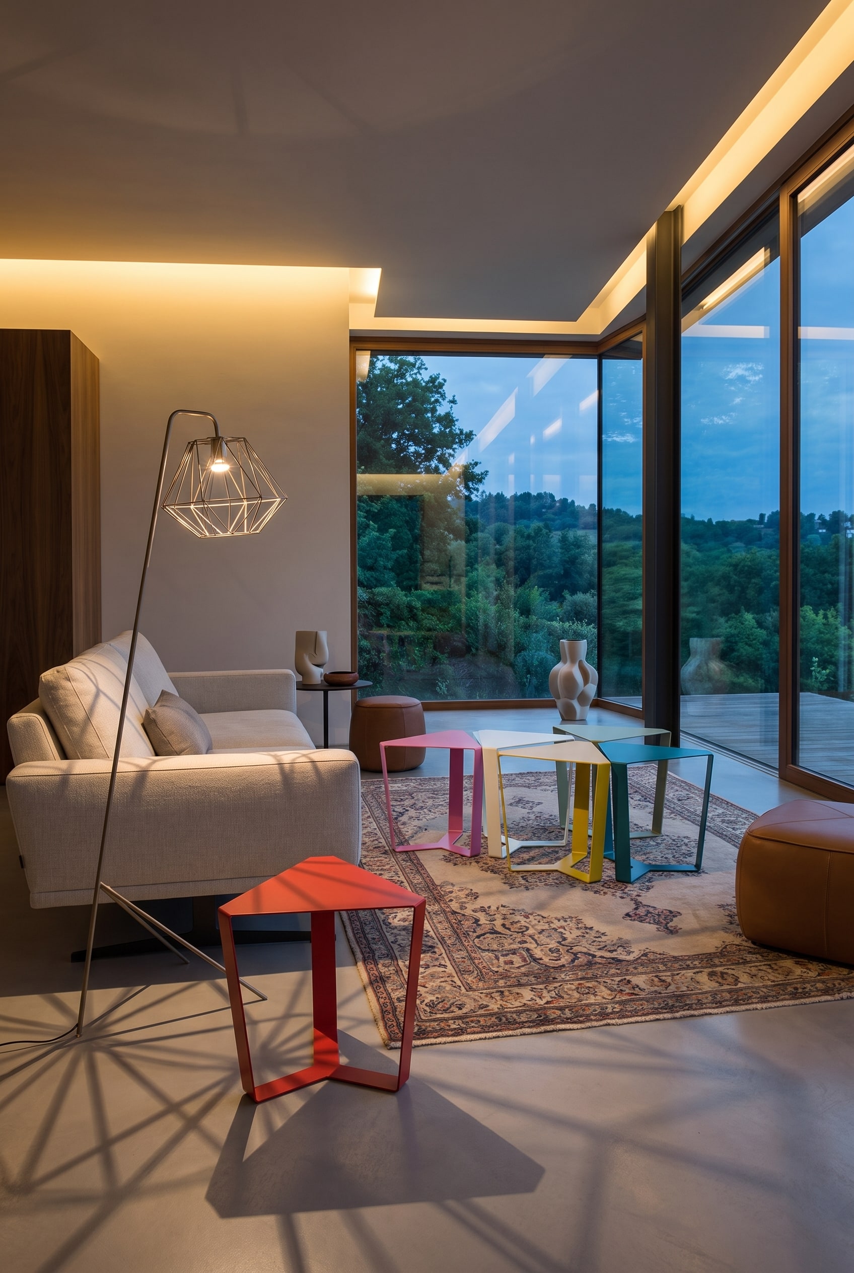 Un salon lumineux avec la table basse Coral de Punt, dont la structure ouverte laisse entrevoir un tapis moderne.