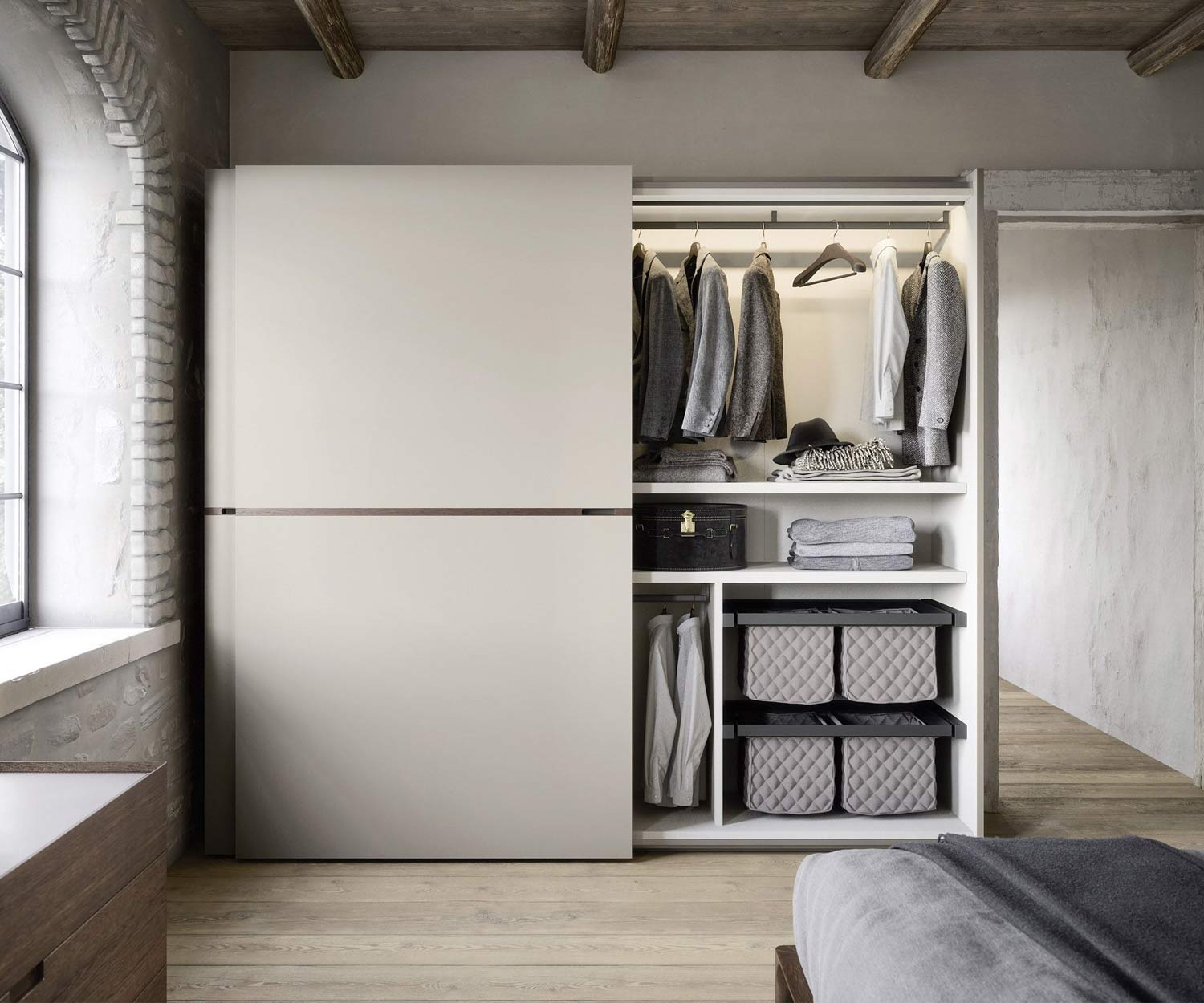 Novamobili Middle Kleiderschrank mit Schiebetueren offen mit Licht Novamobili Middle Kleiderschrank mit Schiebetueren offen mit Licht