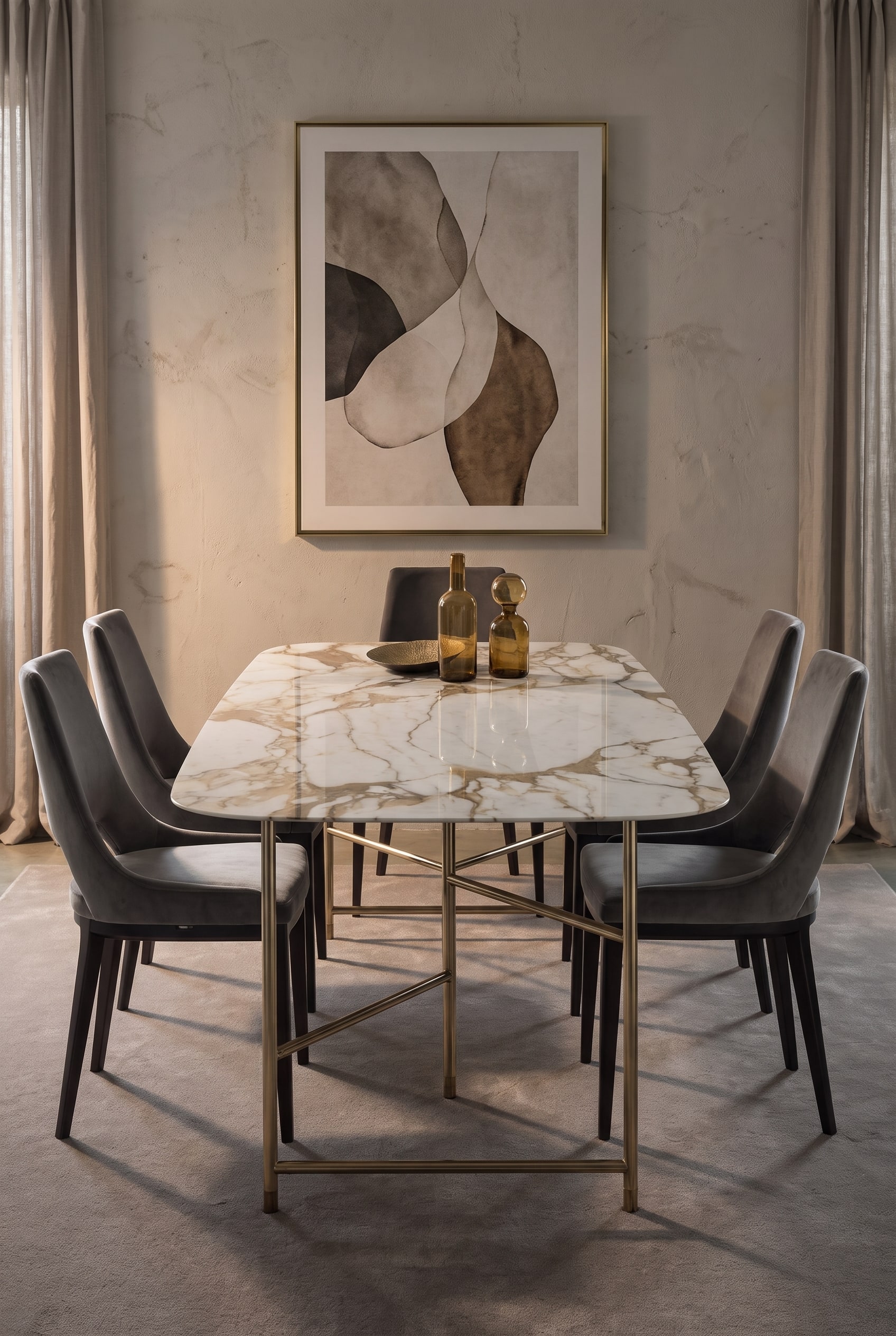 Table à manger luxueuse avec plateau en marbre clair et piètement métallique fin, sur le mur une œuvre d'art dans un cadre à joint creux filigrane assorti