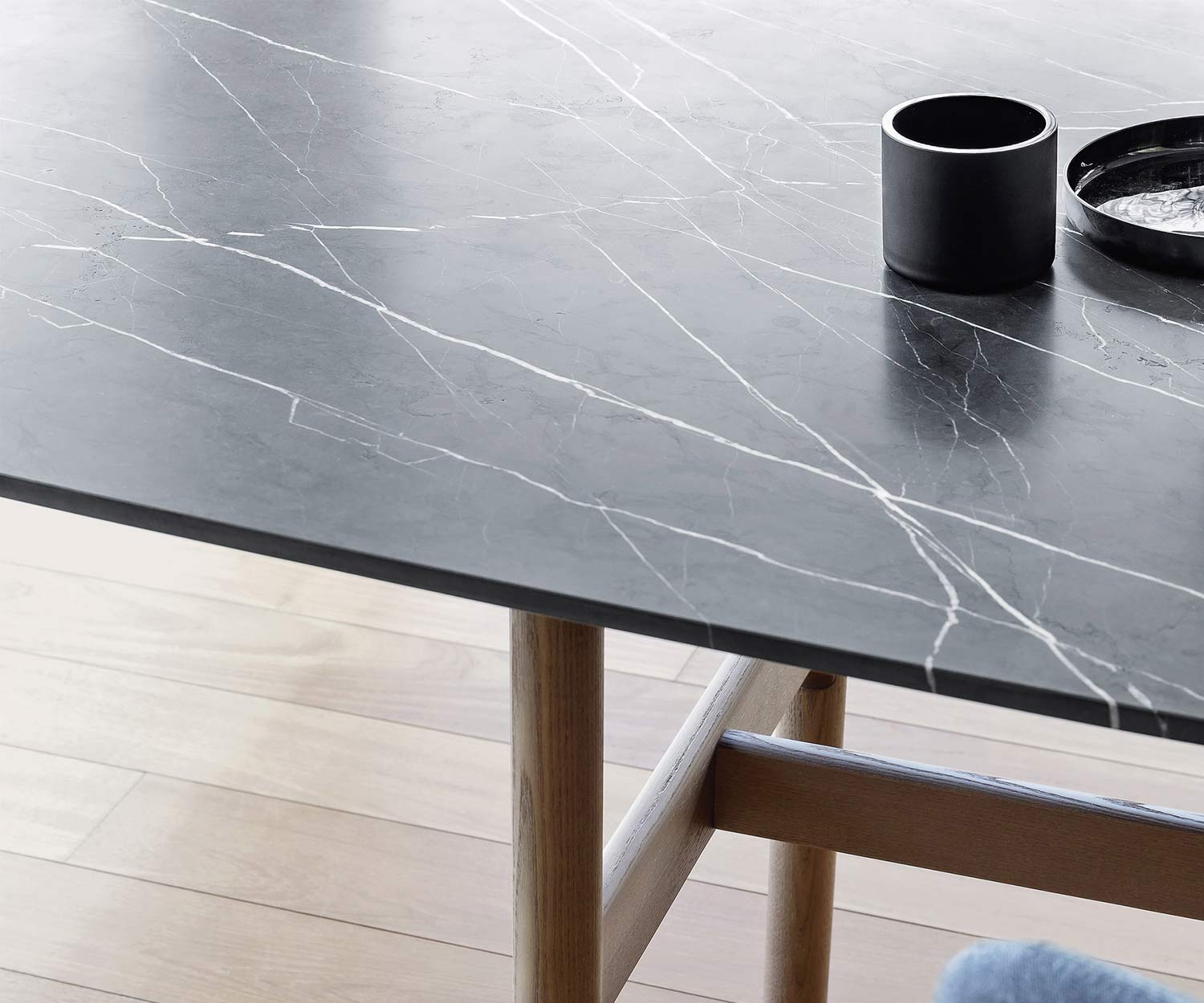 Table moderne Novamobili Torii Marbre noir mat