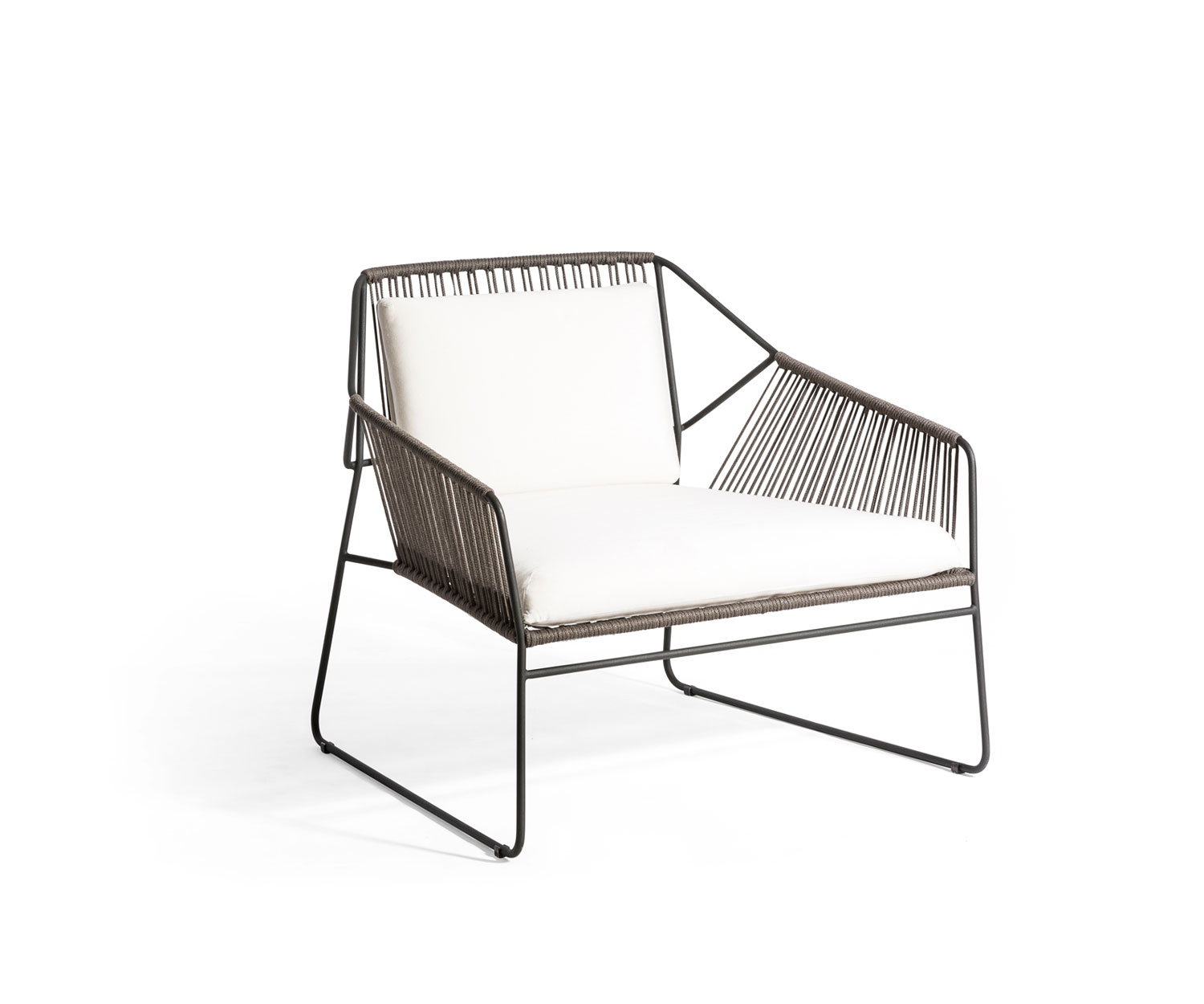 Oasiq Sandur Schnur Design Sessel mit dunkelgrauem Gestell und weißem Sitzkissen Oasiq Sandur Schnur Design Sessel mit dunkelgrauem Gestell und weißem Sitzkissen