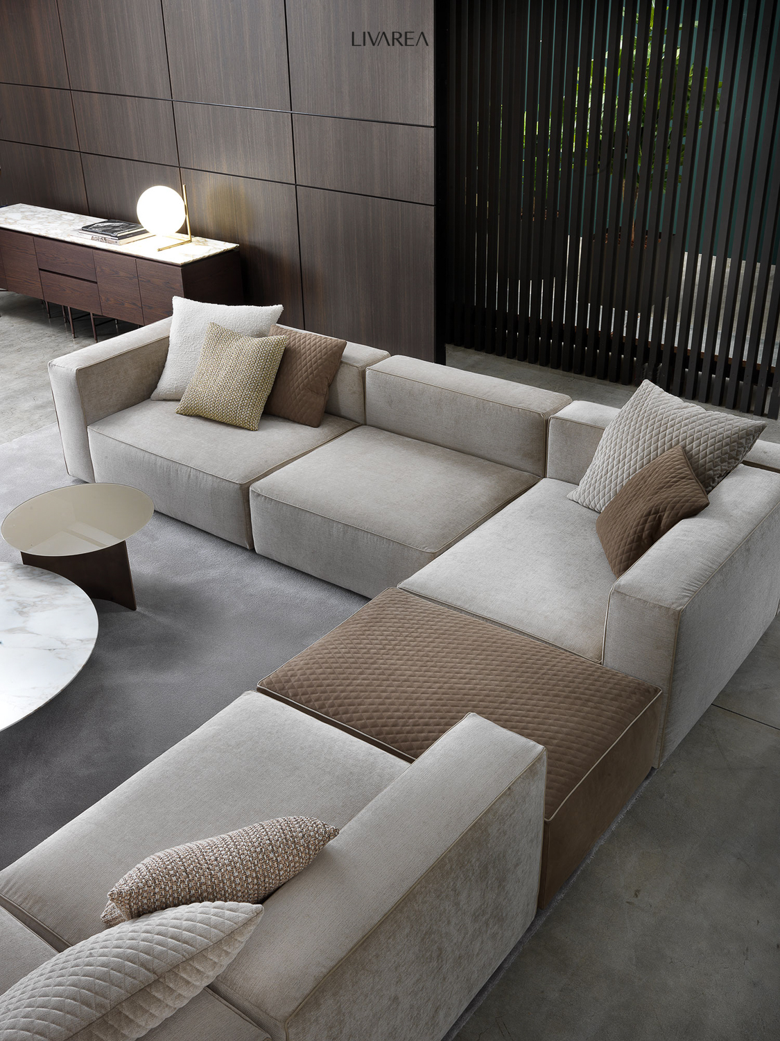 Grand canapé d'angle confortable avec sideboard design et table basse Grand canapé d'angle confortable avec sideboard design et table basse