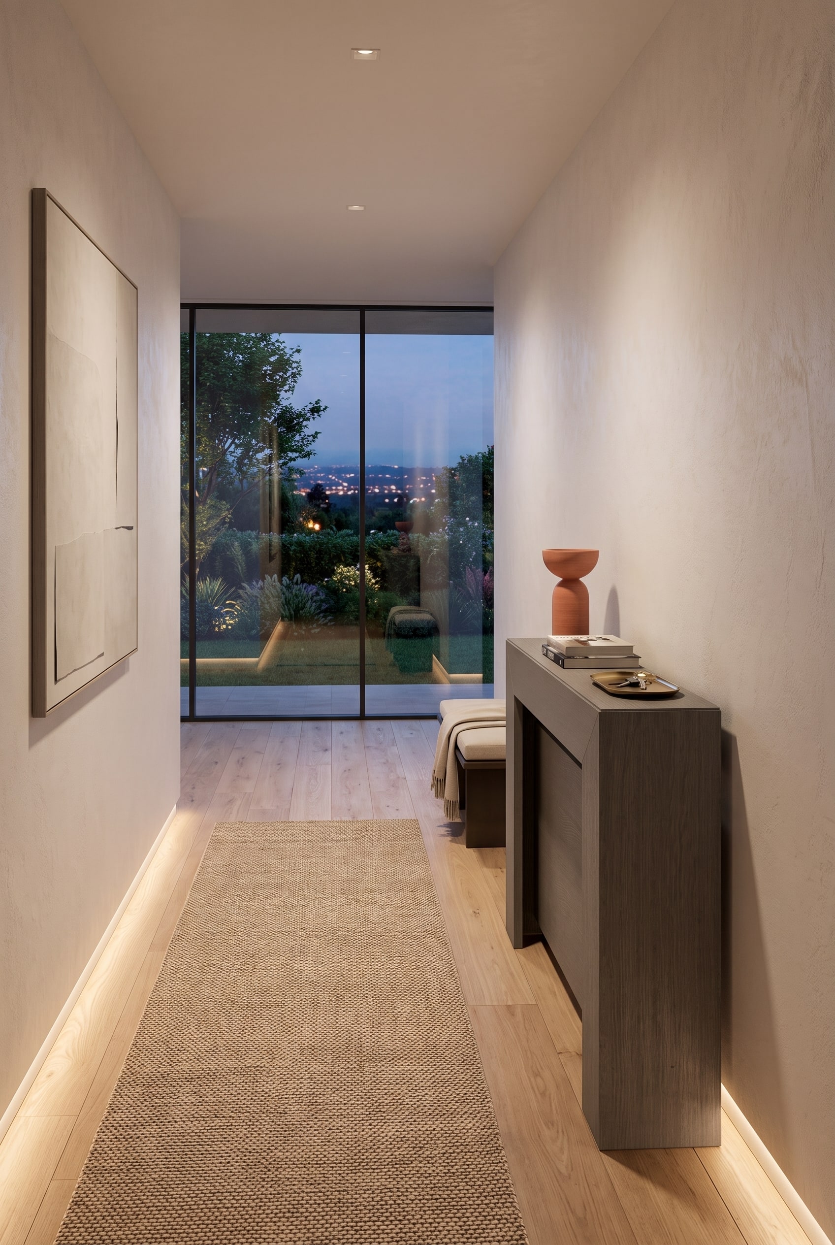 Couloir étroit avec une console blanche très plate, sur laquelle se trouvent un vase sculptural et des clés