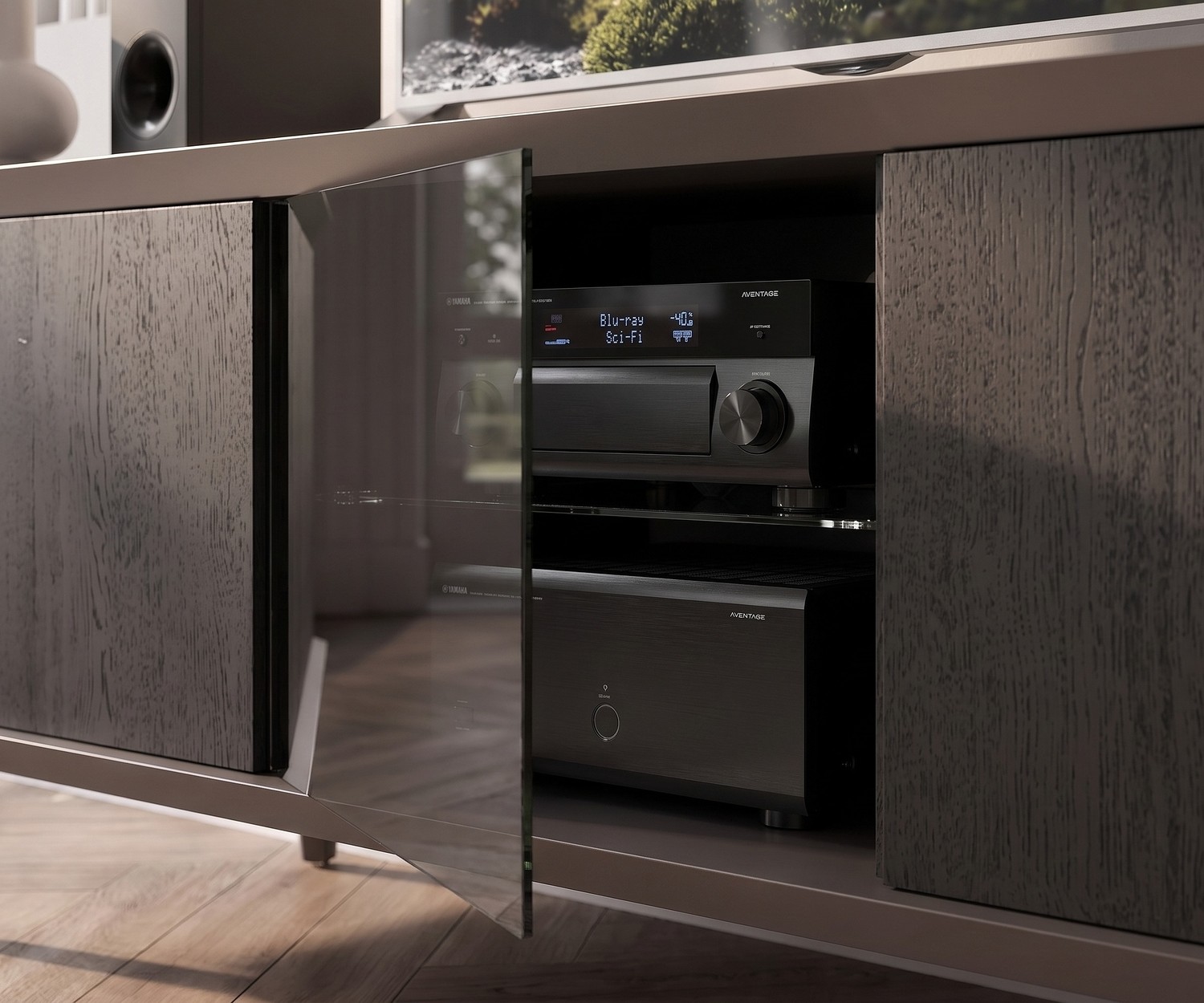 Ozzio Brera TV Lowboard aus Walnuss mit Glastür Ozzio Brera TV Lowboard aus Holz für das Wohnzimmer. Modernes TV-Sideboard aus Walnuss mit edler Rauchglastür.