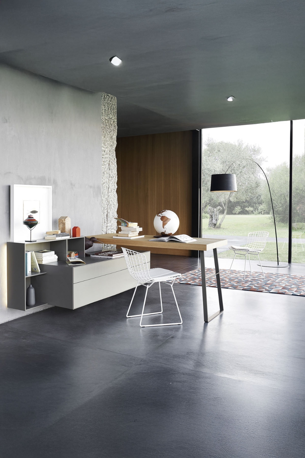 L-foermiger-arbeitsplatz-mit-moderner-wandkommode-und-minimalistischem-schreibtisch