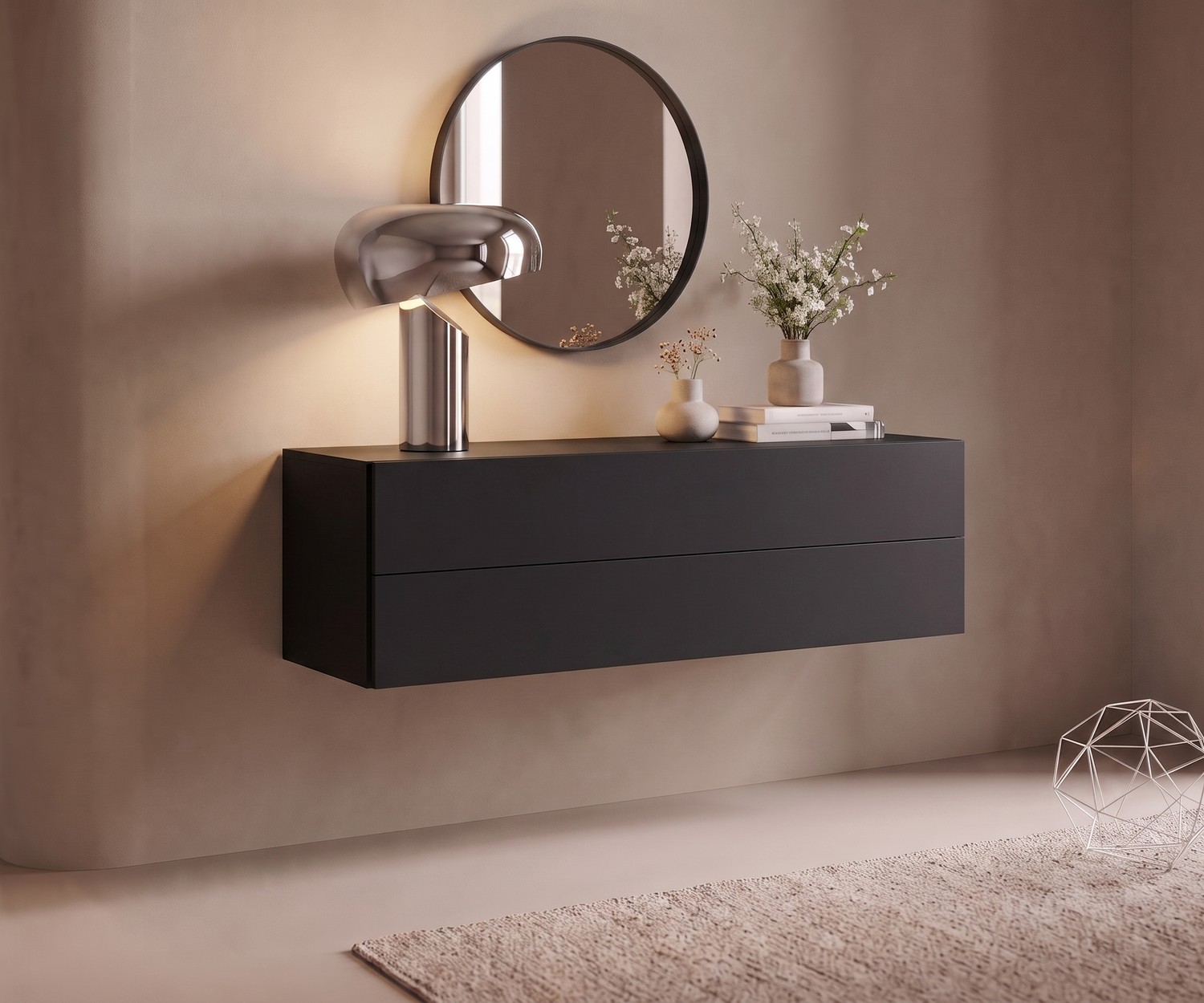 Hängekommode Easy von Novamobili im Flur, moderne schwebende Kommode in Schwarz mit Spiegel und Tischleuchte dekoriert.