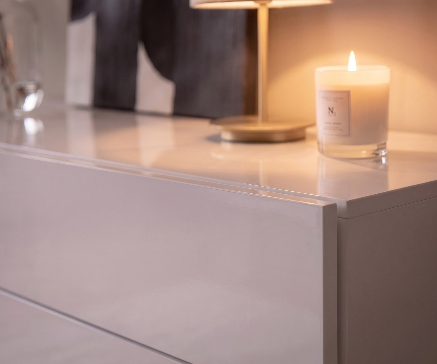 Novamobili Hängekommode Easy in Weiß Hochglanz Hängekommode Easy von Novamobili im Schlafzimmer. Moderne weiße Hochglanz-Kommode ohne Griffe mit stilvoller Deko.