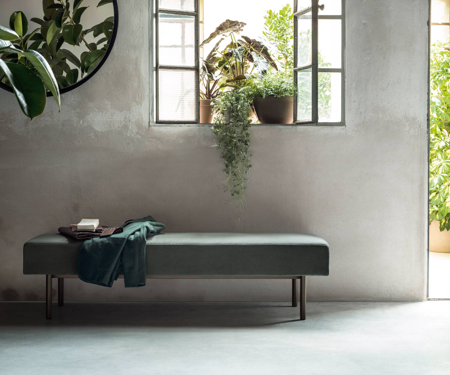 Banc design exclusif Church, recouvert de tissu vert Banc design exclusif Church, recouvert de tissu vert