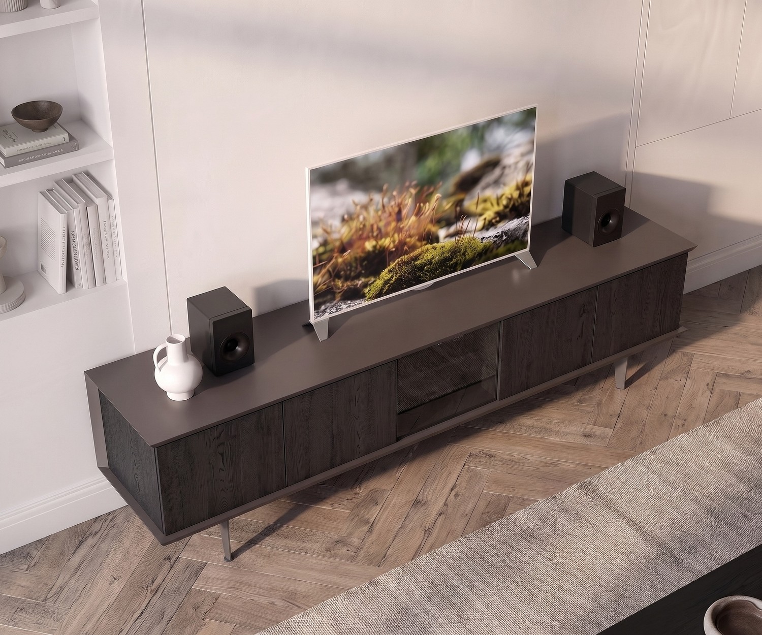 Meuble TV lowboard Ozzio Brera pour le salon. Buffet bas design en bois sombre avec porte en verre teinté et télévision.