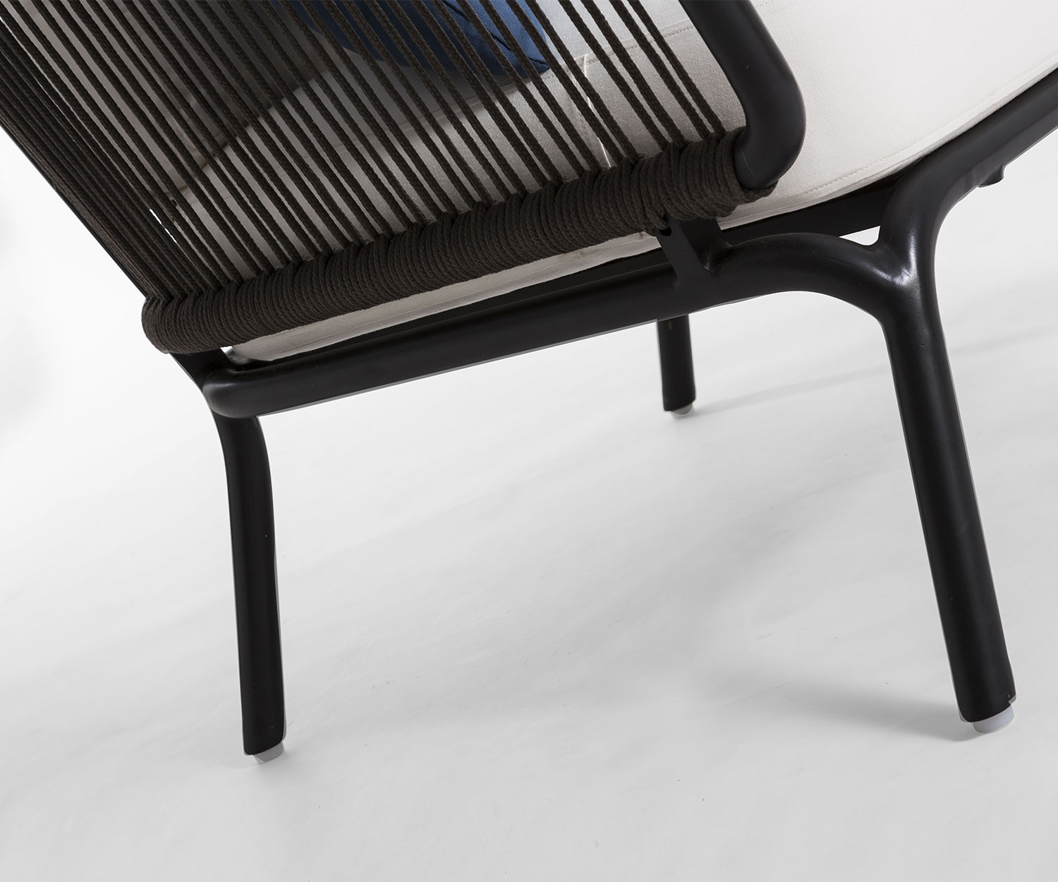 Haute qualité Oasiq Yland Chaise longue 2 places Canapé design en détail Pieds et coussins