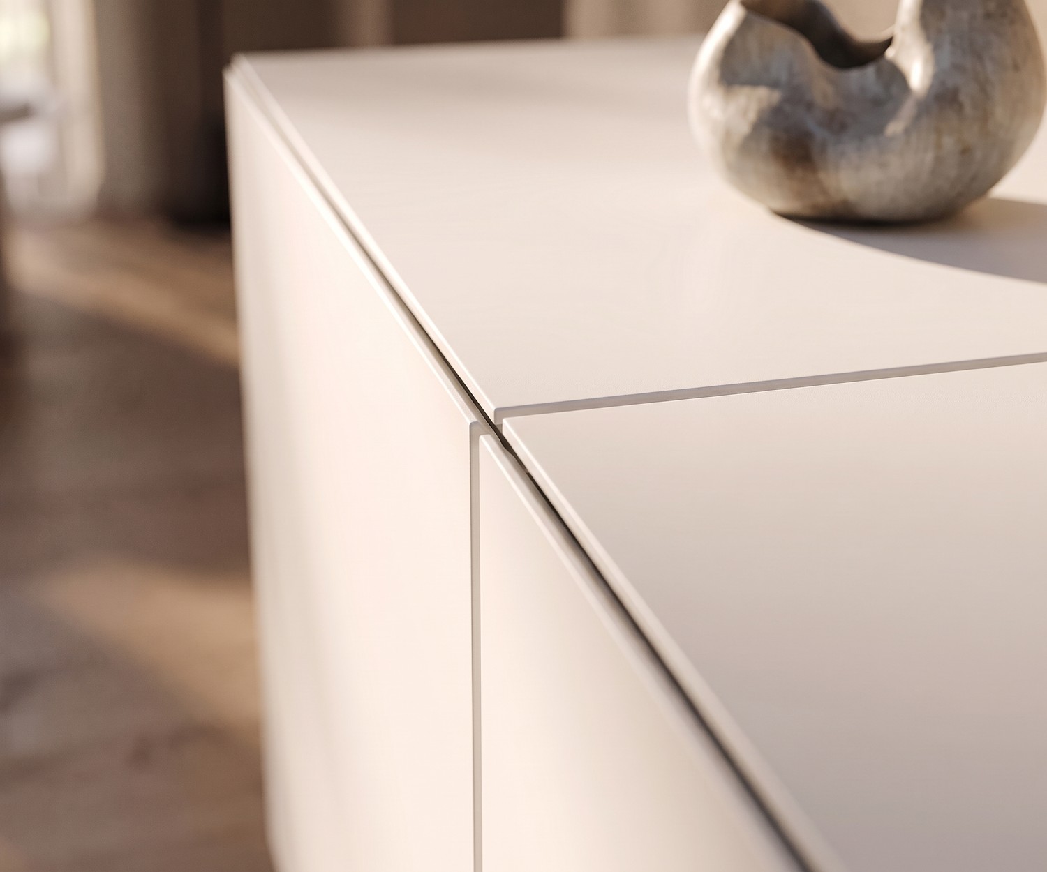 al2 Sideboard MOS-I-KO 003 A Kanten-Detail al2 Sideboard MOS-I-KO 003 A fürs Wohnzimmer, Detail der matt lackierten Oberfläche und präzisen Kanten in Beige