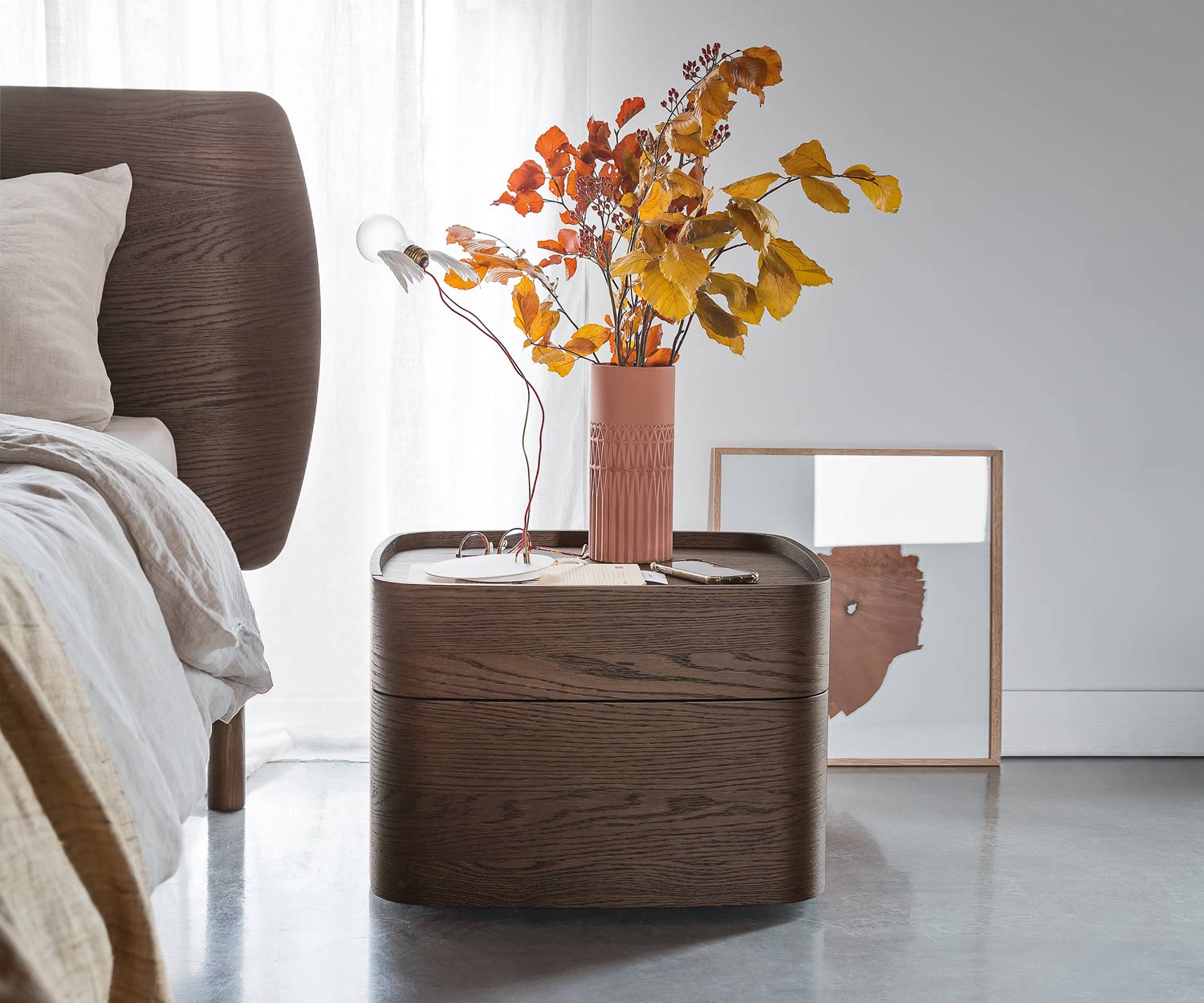 Table de nuit design Norman de Novamobili avec plateau en marbre Table de nuit design Norman de Novamobili avec plateau en marbre