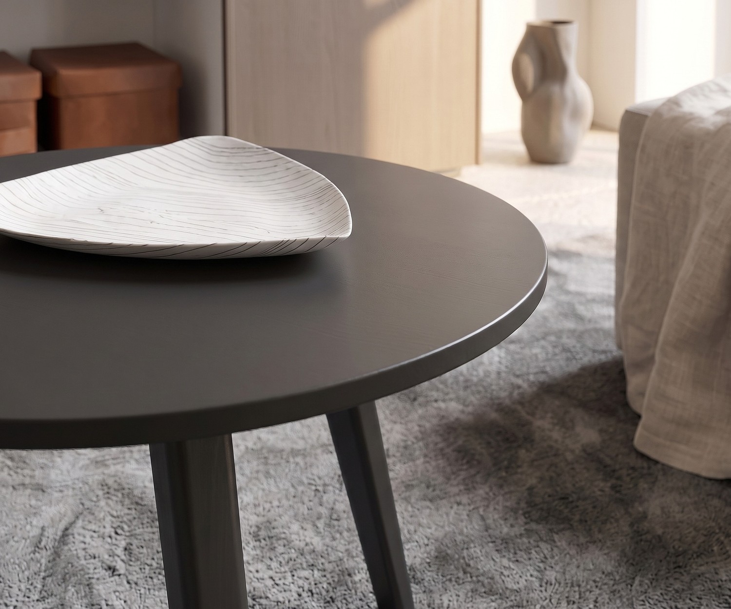 Table d'appoint Trio de Novamobili pour le salon, petite table basse ronde gris foncé au style moderne chaleureux.