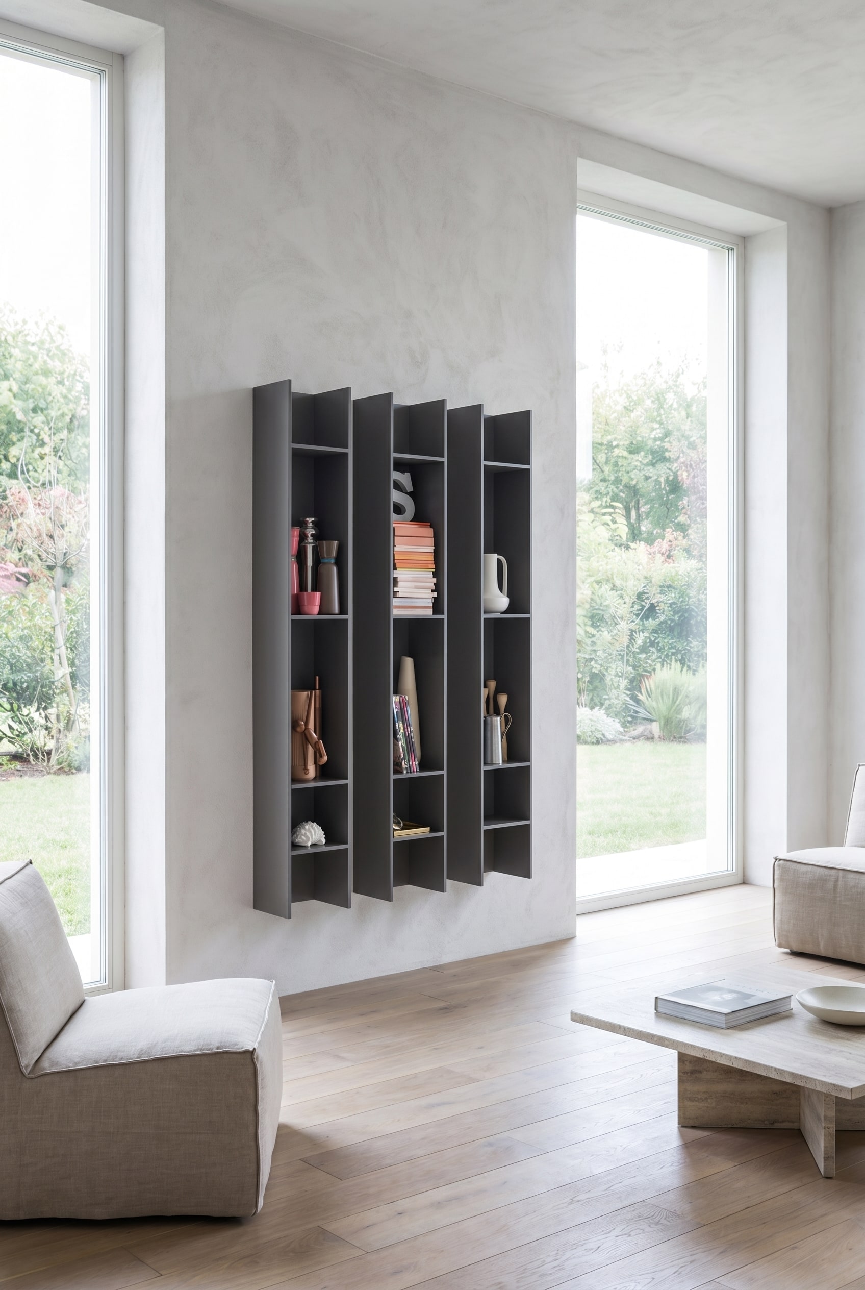 Elegantes Wohnzimmer mit zwei schmalen, hochformatigen Novamobili Wand B&uuml;cherregalen Butterfly in Anthrazit, asymmetrisch neben einer gro&szlig;en Fensterfront platziert