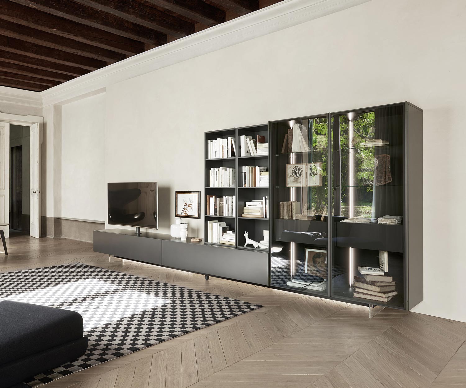 Socle design flottant pour TV Lowboard design de Livitalia dans un mur de salon