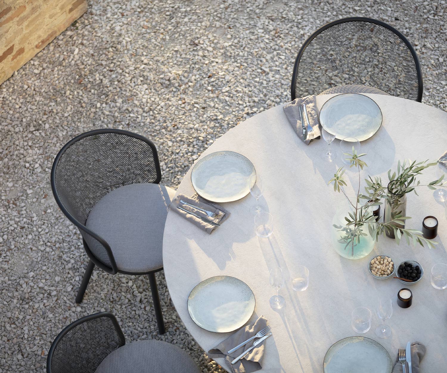 Baza Armlehnenstuhl von Todus auf Terrasse am Gartentisch von oben Baza Armlehnenstuhl von Todus auf Terrasse am Gartentisch von oben