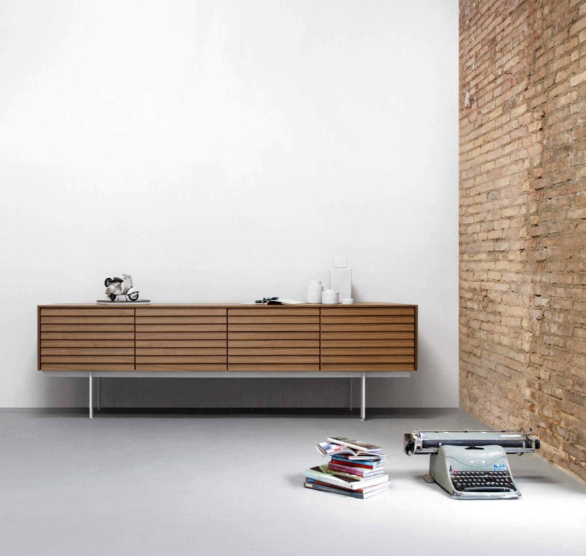 Modernes Sideboard auf Sockel