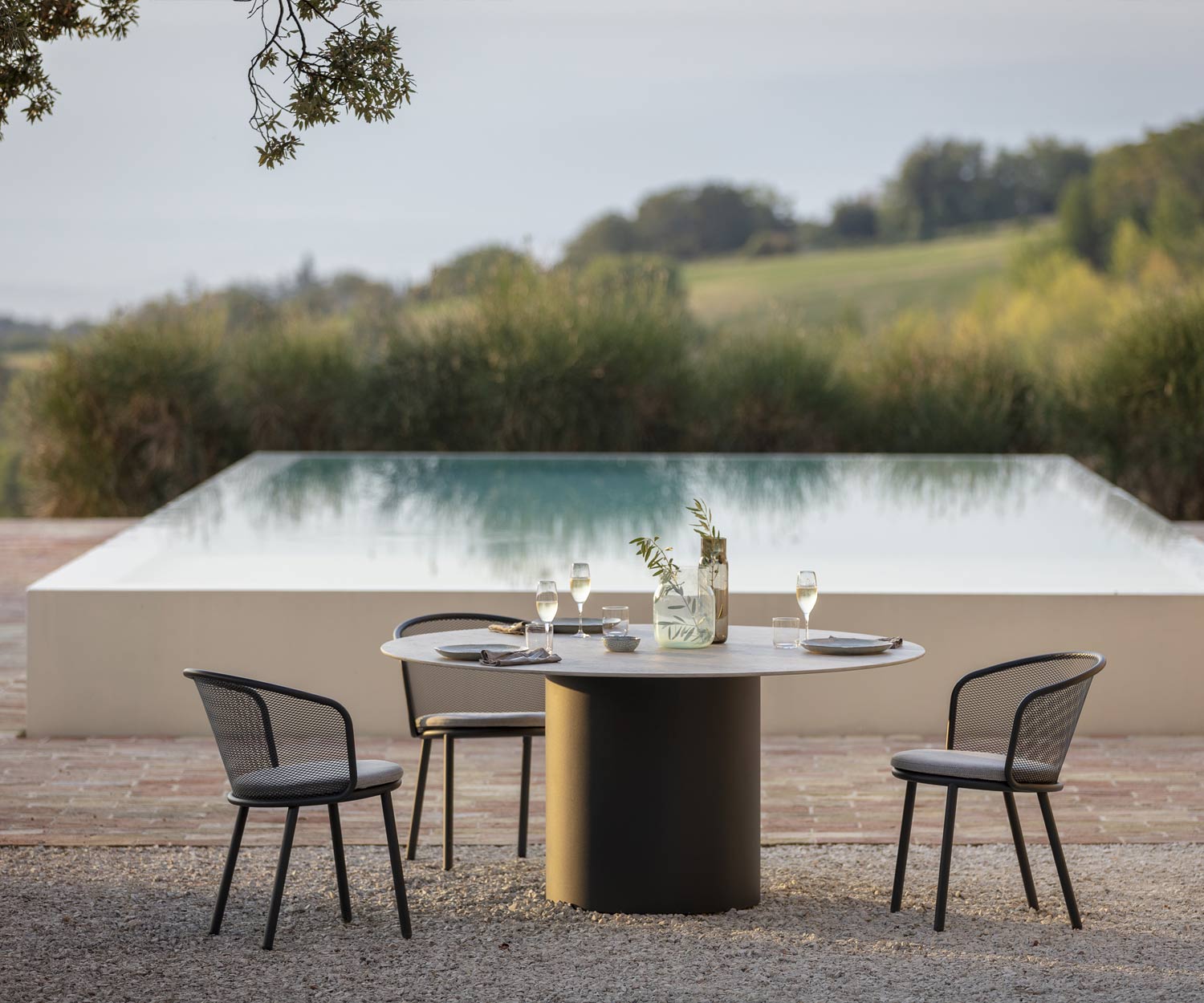 Exclusif Todus Branta Design Table à manger ronde près de la piscine sur terrasse
