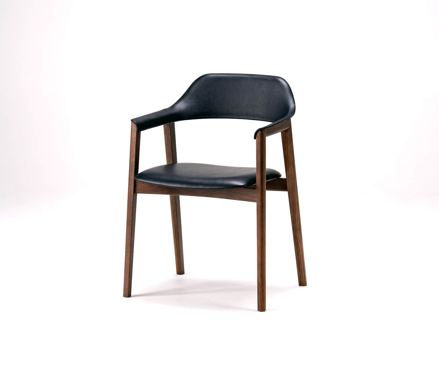 Chaise à accoudoirs moderne Conde House Ten Design placée dans la salle à manger à la table Ten Chaise à accoudoirs moderne Conde House Ten Design placée dans la salle à manger à la table Ten