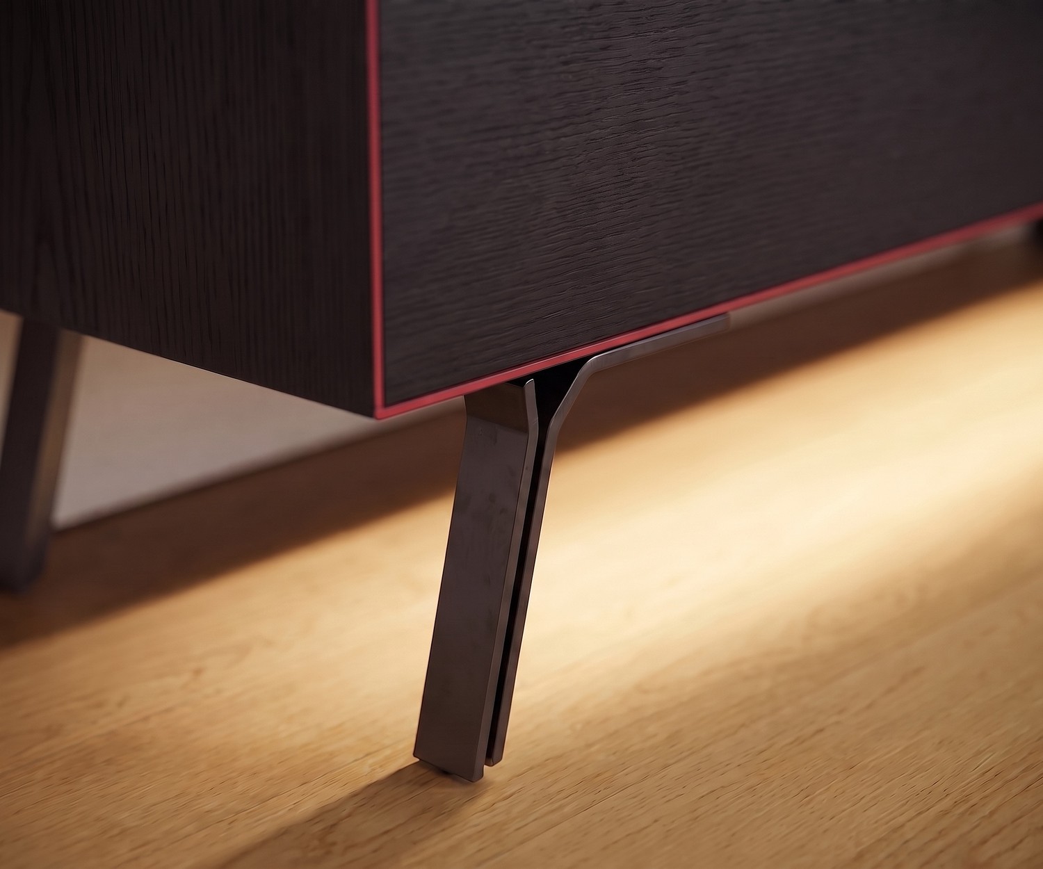 Livitalia Minimal Lowboard – Füße & Beleuchtung Livitalia Minimal Lowboard in Eiche Dunkel mit schlanken Metallfüßen, roter Akzentkante und Bodenbeleuchtung im Wohnzimmer.
