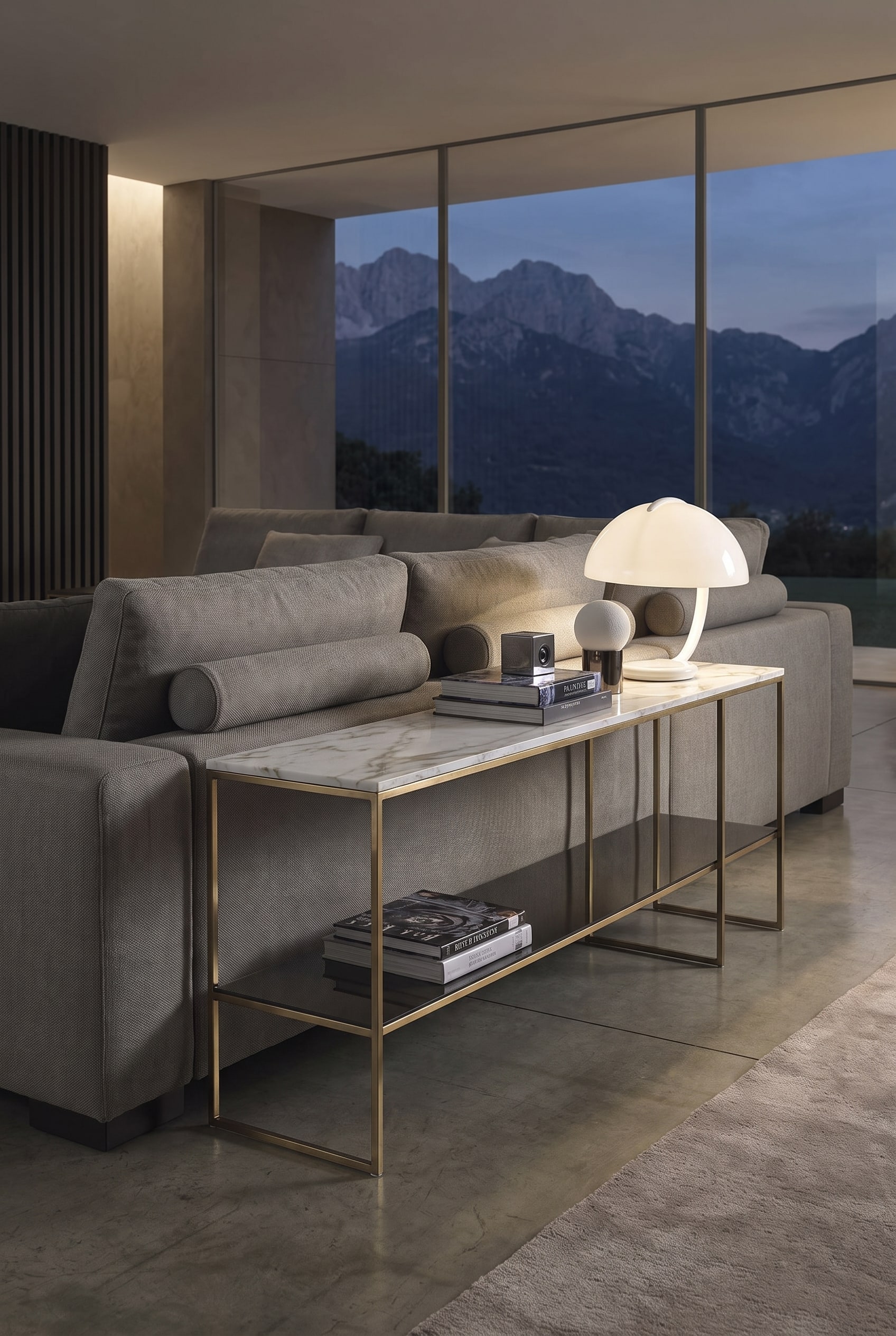 Ein elegantes Ecksofa, das mit leichtem Abstand vor einer stilvoll gestalteten Wand mit Kunstwerken im Wohnzimmer steht.
