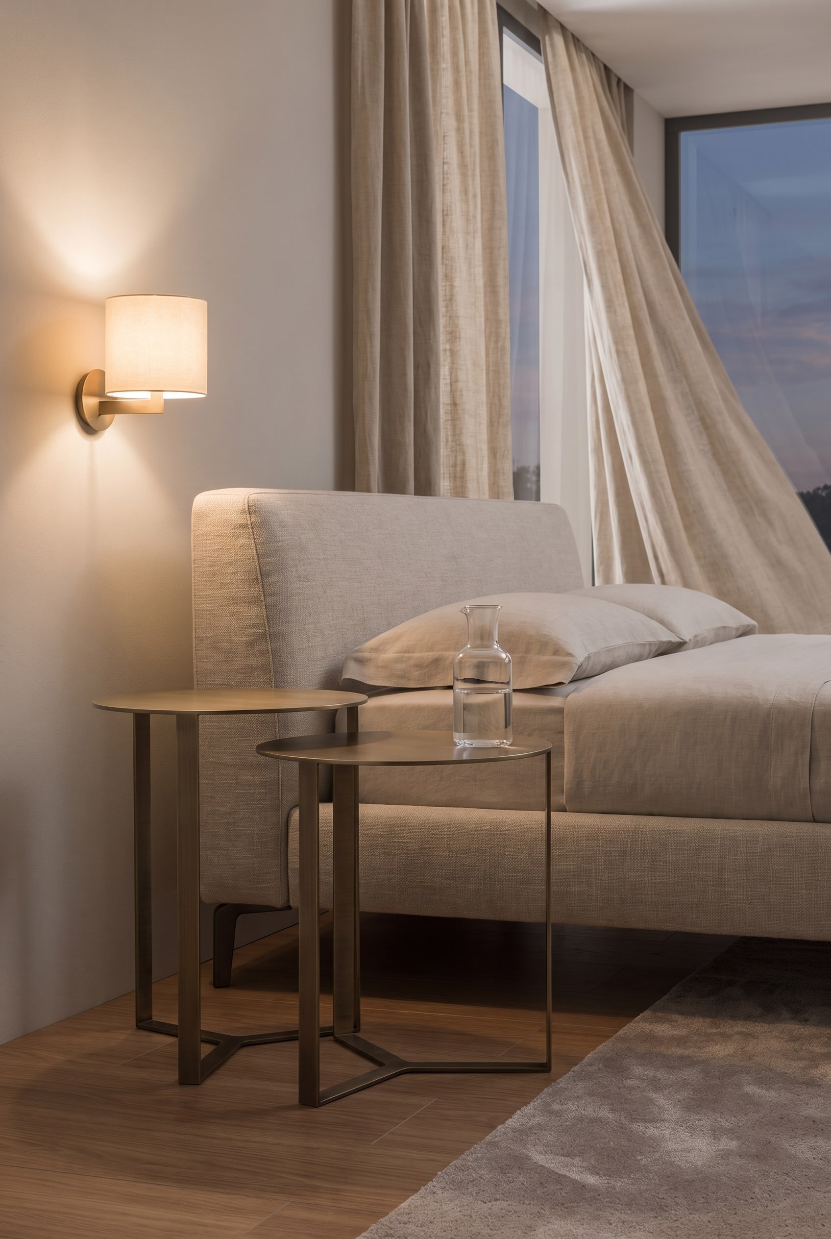 Lit futon bas flanqué de la table d'appoint filigrane Marelli Clip en métal couleur bronze