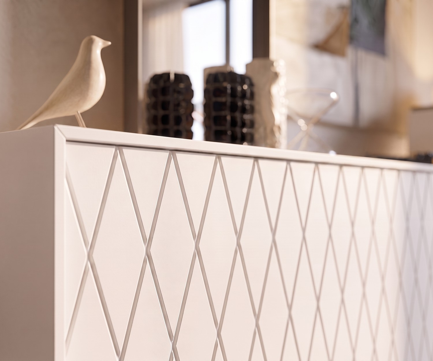 Buffet al2 e-klipse 003 avec motif de losanges Buffet design al2 e-klipse 003 blanc pour le salon, gros plan sur la façade à motifs de losanges avec un petit oiseau déco.