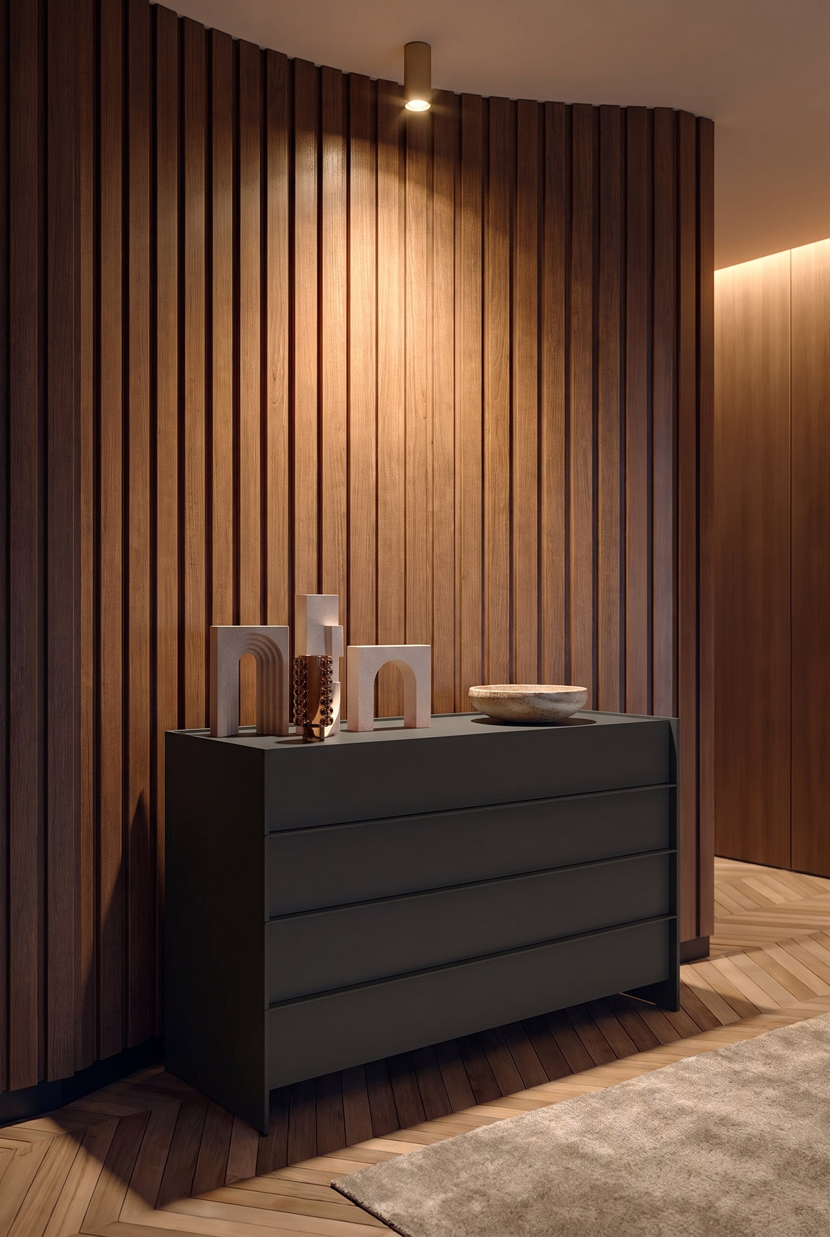 Commode avec rainures frais&eacute;es dans le couloir, &eacute;clair&eacute;e par un spot de plafond, avec une coupelle en c&eacute;ramique dessus
