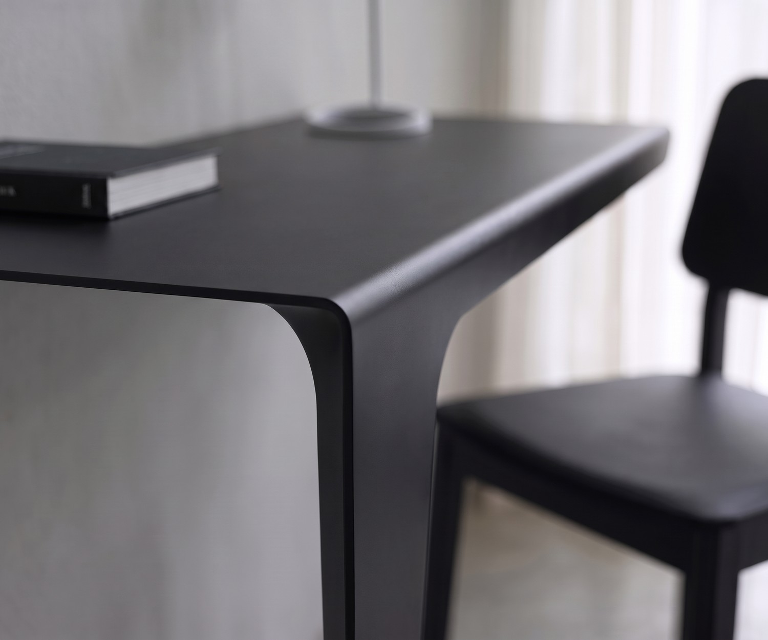 Wandkonsole Lama aus Metall von MEME Design in Weiß im modernen Flur mit Hocker und Garderobe.
