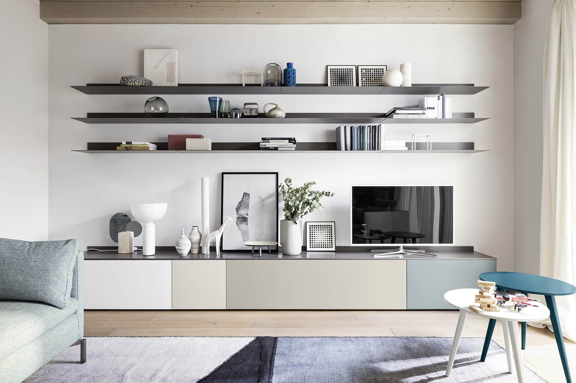 Dünnes Wandregal aus Metall Dünnes Wandregal aus Metall