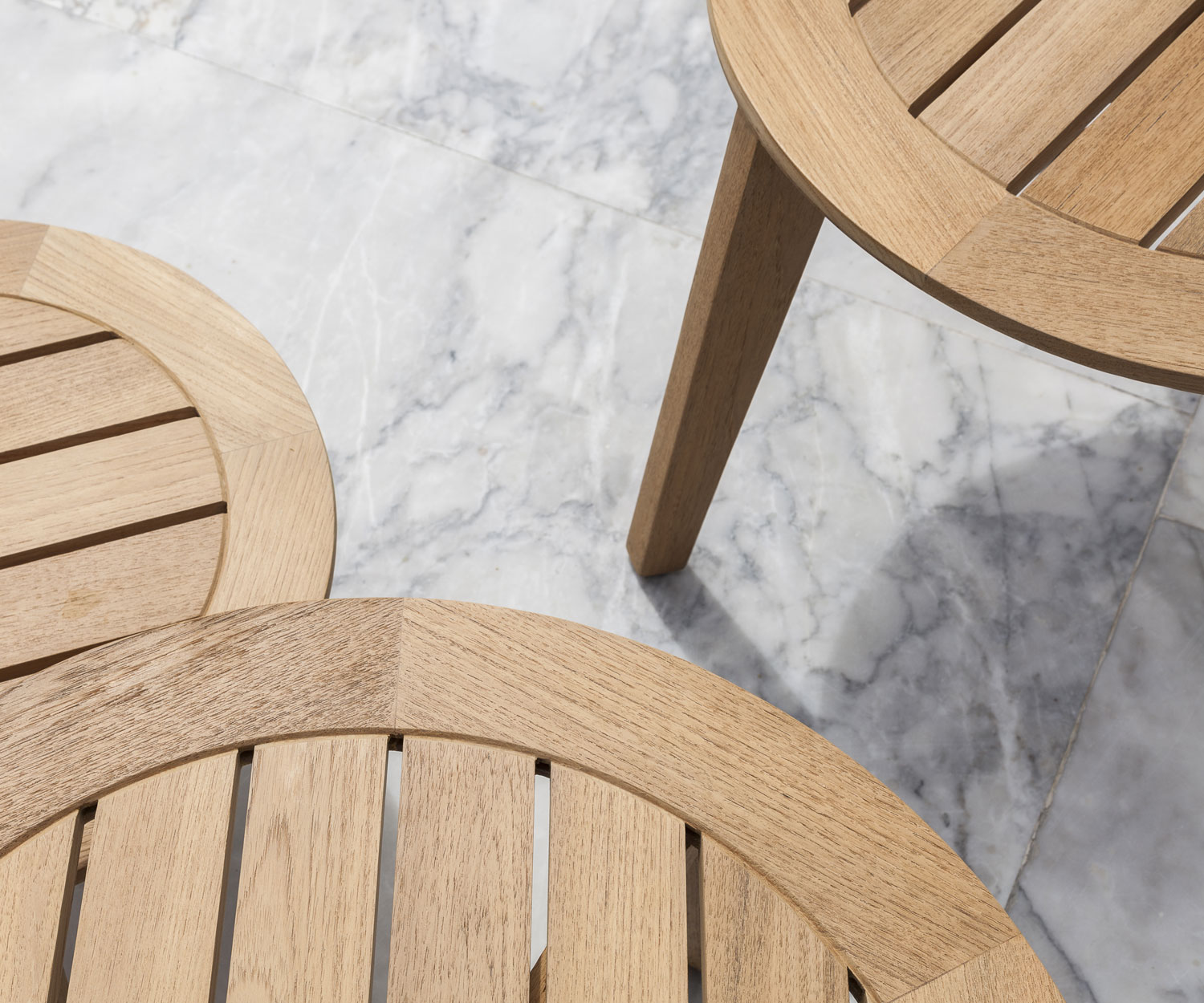 Oasiq Attol Teak Beistelltisch Detail Tischplatte und Tischbeine Oasiq Attol Teak Beistelltisch Detail Tischplatte und Tischbeine