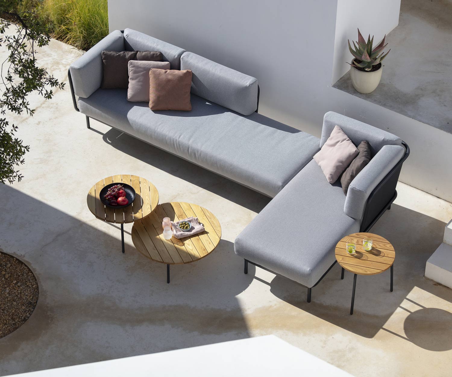 Table d'appoint Starling Design de haute qualité sur la terrasse avec le canapé de jardin Baza