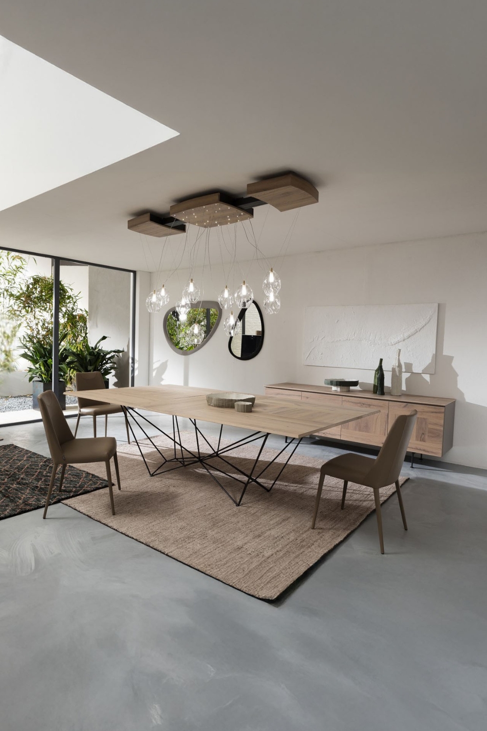 table &agrave; manger avec plateau placage et structure cr&eacute;ative en combinaison avec des chaises de salle &agrave; manger simplement &eacute;l&eacute;gantes