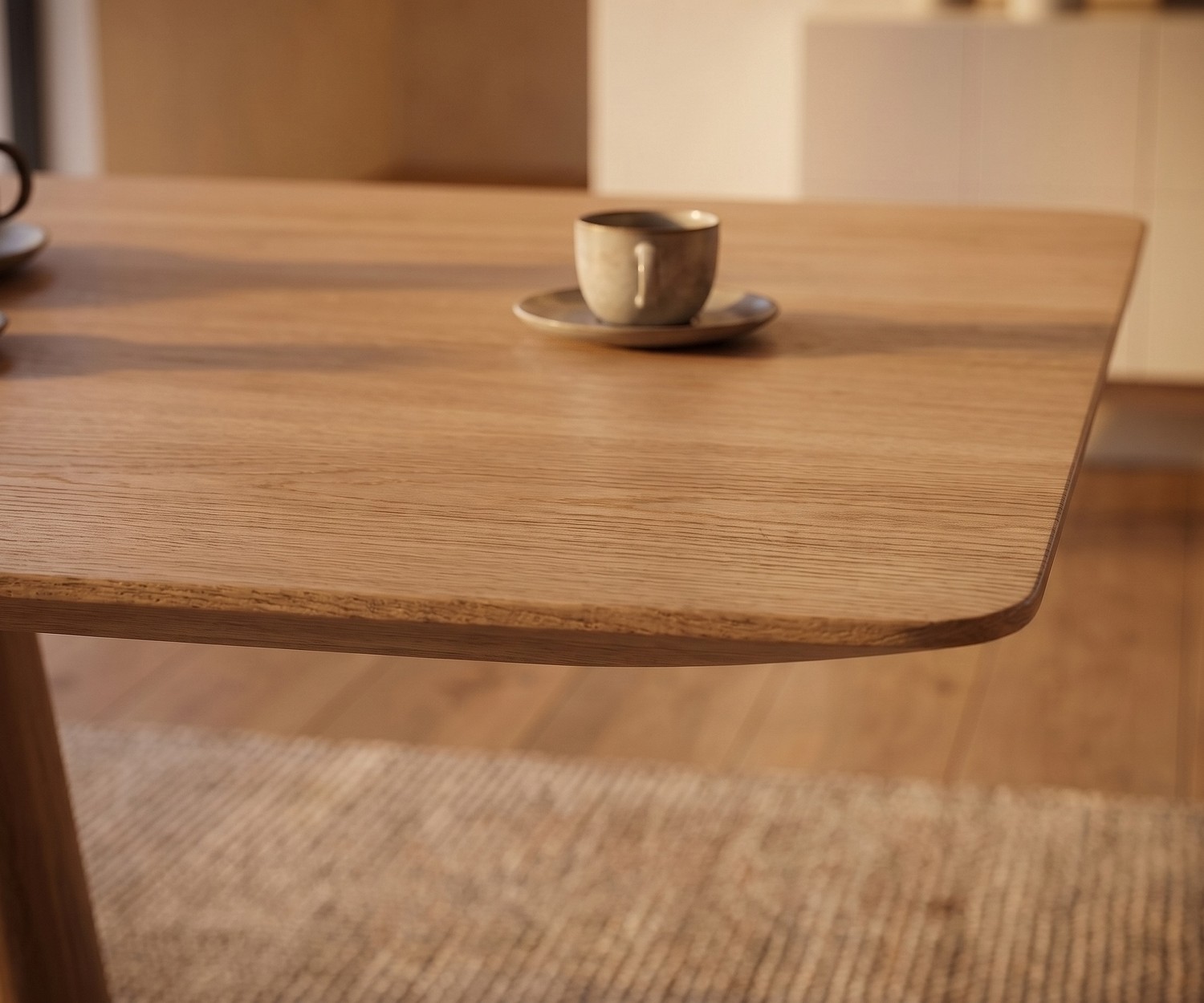 al2 mos-i-ko Esstisch aus Holz mit abgerundeten Ecken Esstisch mos-i-ko 001 a aus Eiche im Esszimmer, Nahaufnahme der abgerundeten Tischplatte mit Kaffeetasse, moderner Stil.