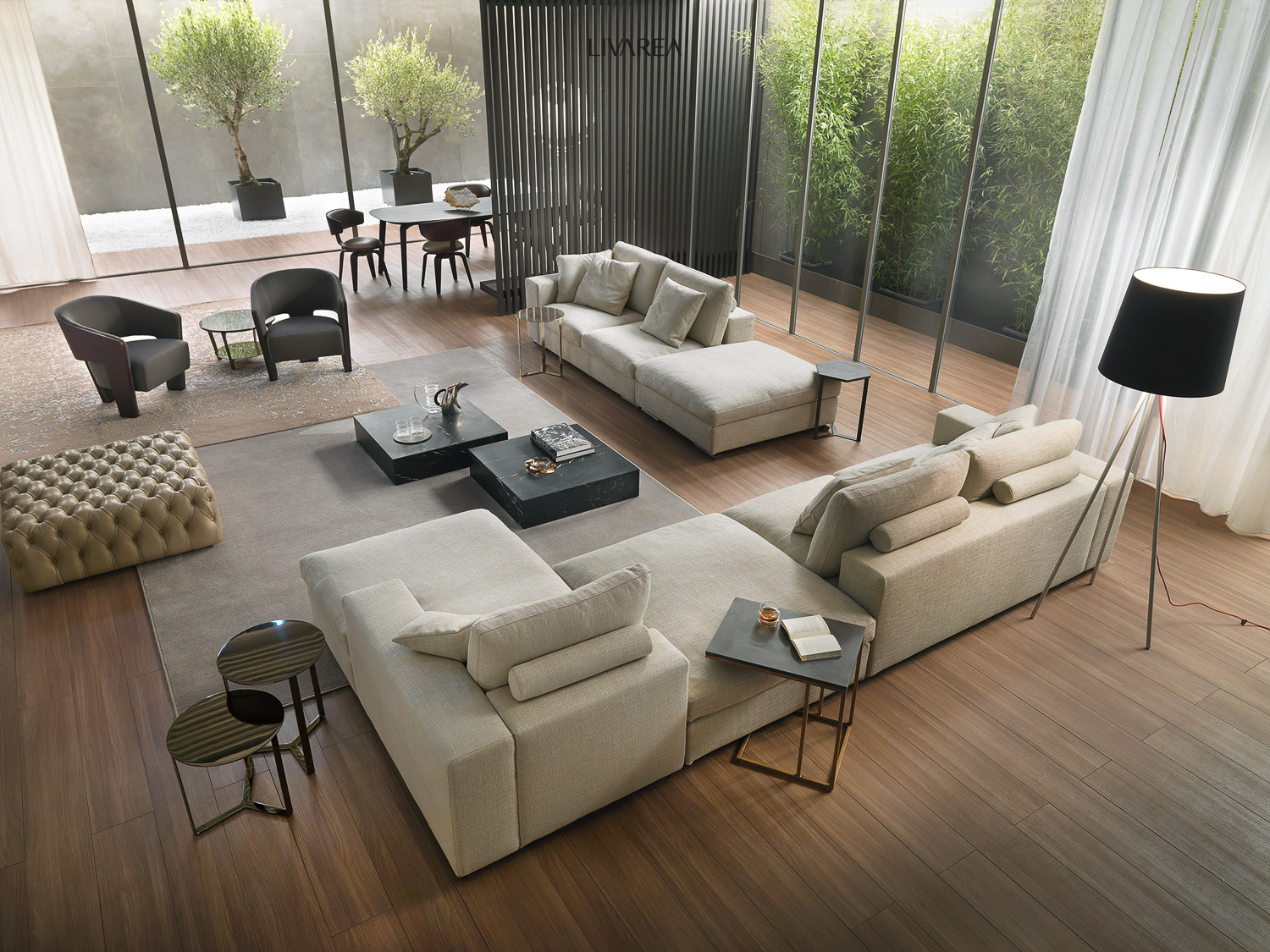 Großzügige Sofa Wohnlandschaft mit Chaiselongue Ecksofa und Hocker Großzügige Sofa Wohnlandschaft mit Chaiselongue Ecksofa und Hocker