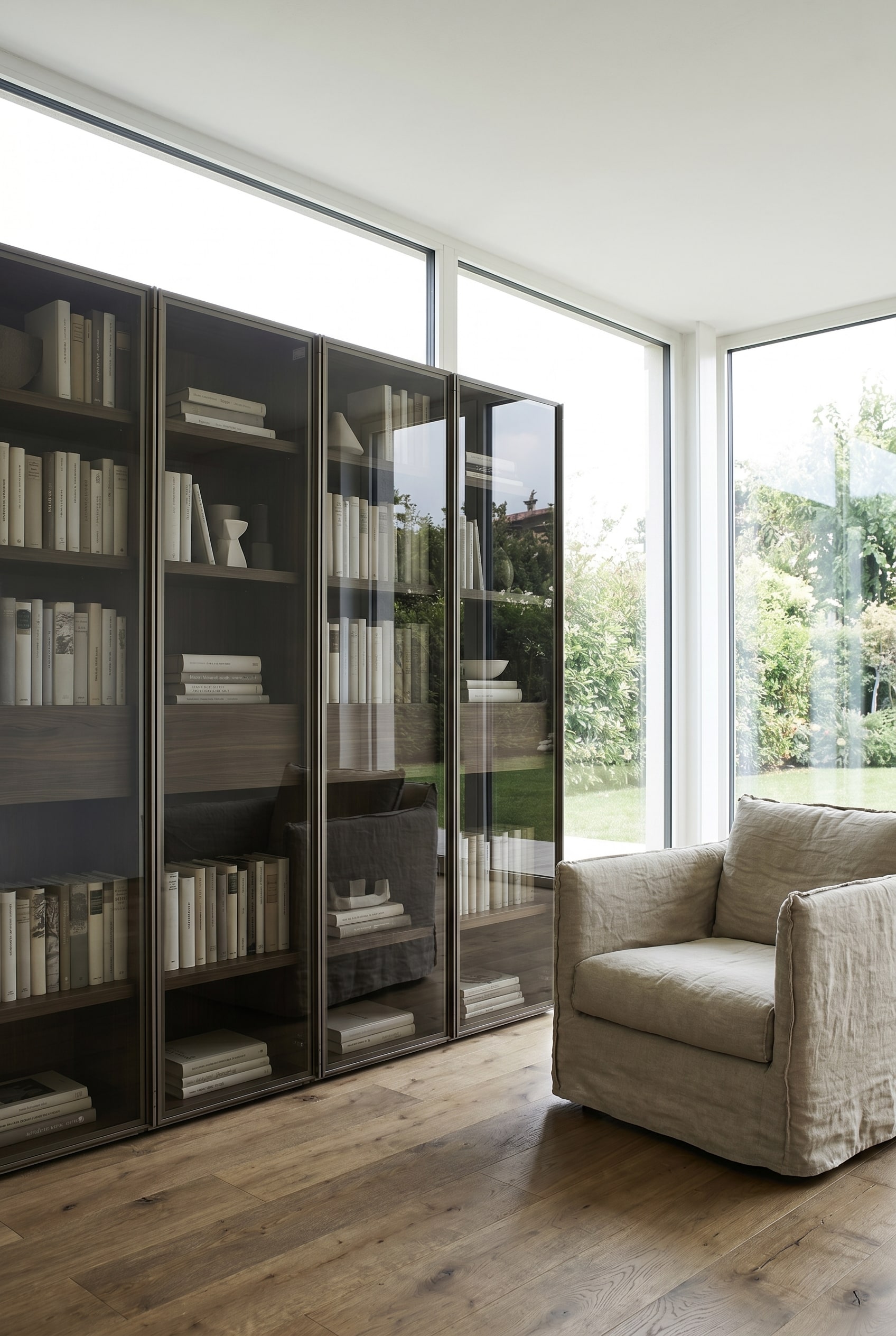 Dunkelbraunes Echtholzregal mit get&ouml;nten Glast&uuml;ren und integrierter LED-Beleuchtung im puristischen Wohnzimmer