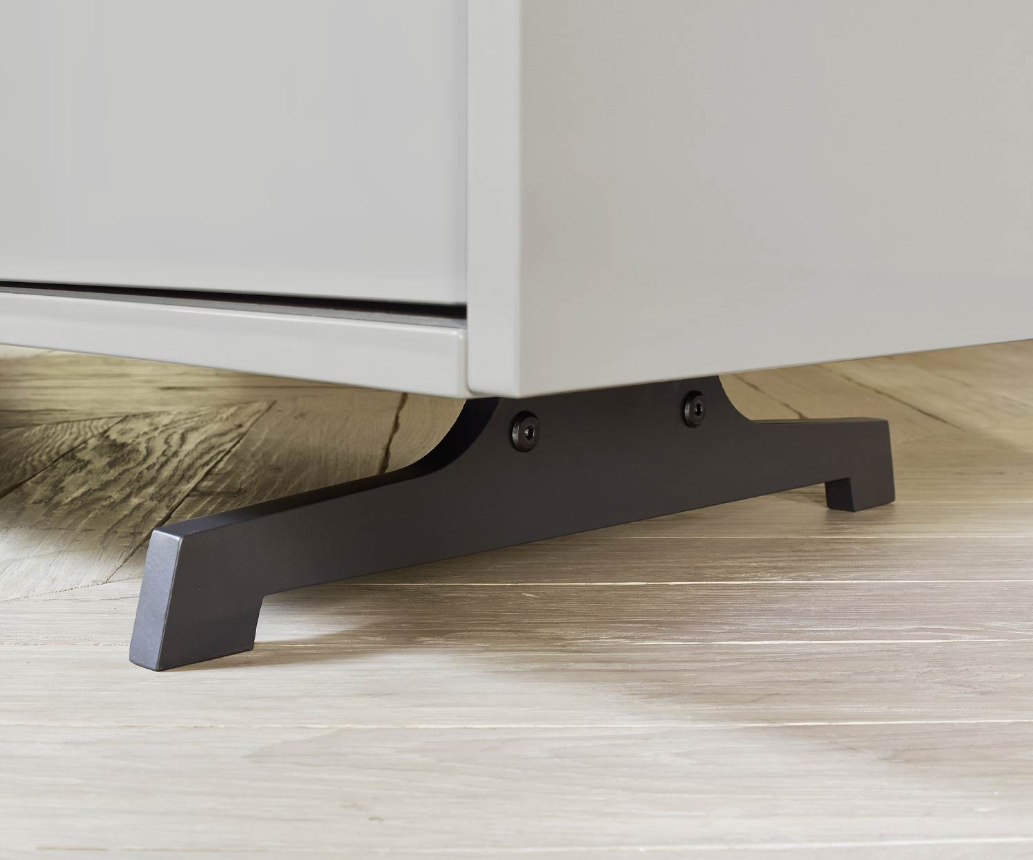 Weiße Designer Sideboard Vela von Livitalia Detail Standfüße brüniert Weiße Designer Sideboard Vela von Livitalia Detail Standfüße brüniert